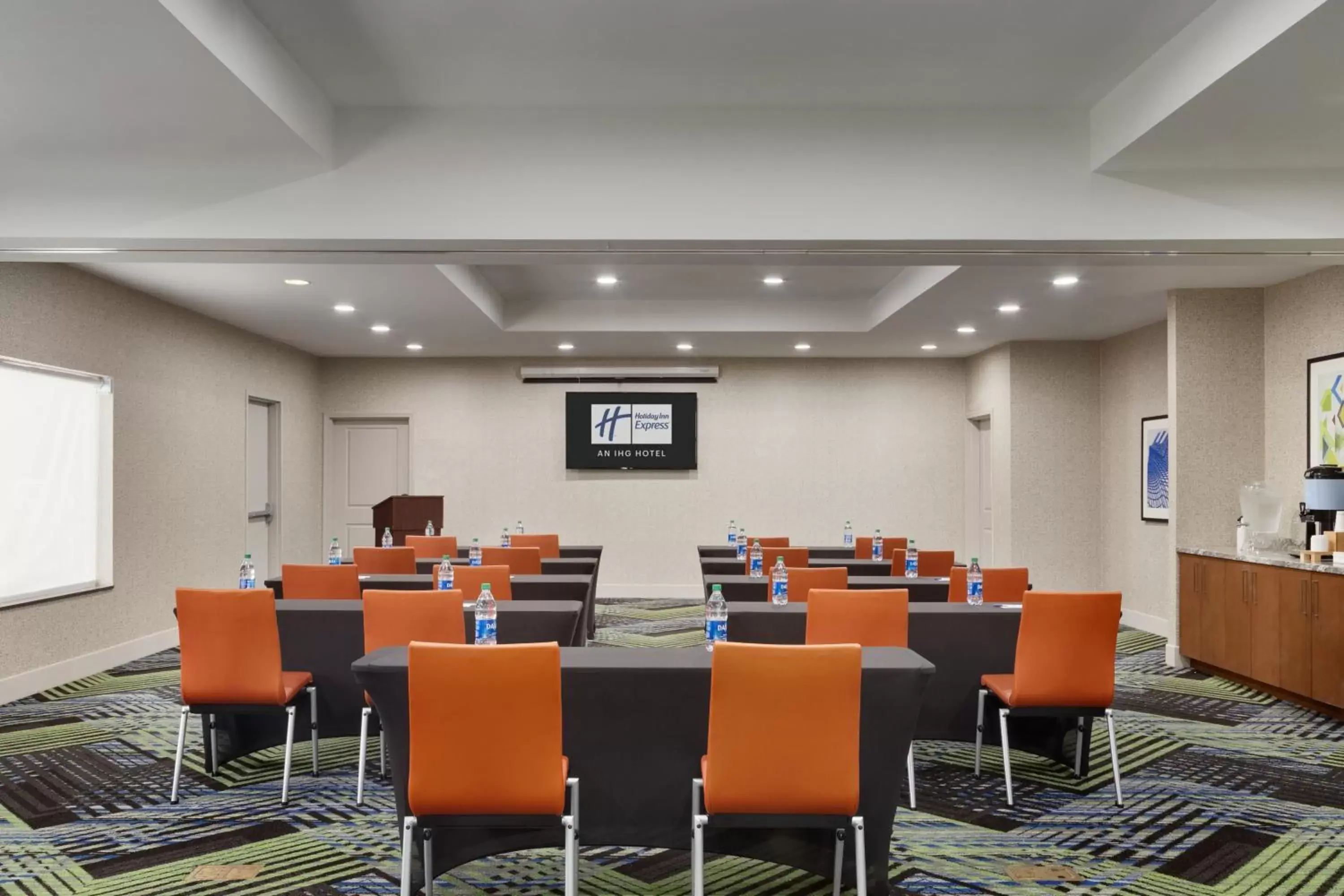 Meeting/conference room in Holiday Inn Express & Suites Searcy, an IHG Hotel