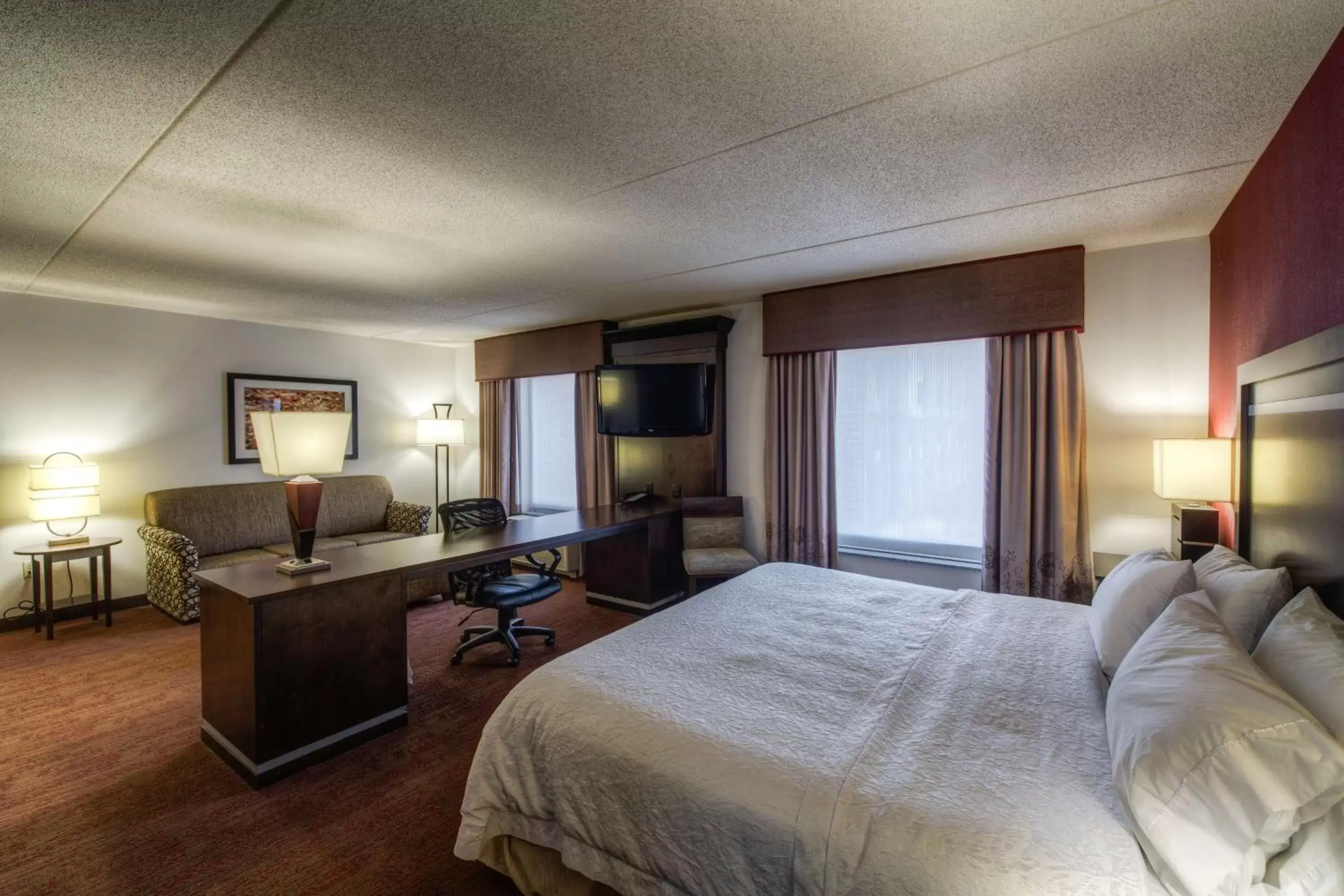 Bed in Hampton Inn & Suites Detroit/Airport Romulus