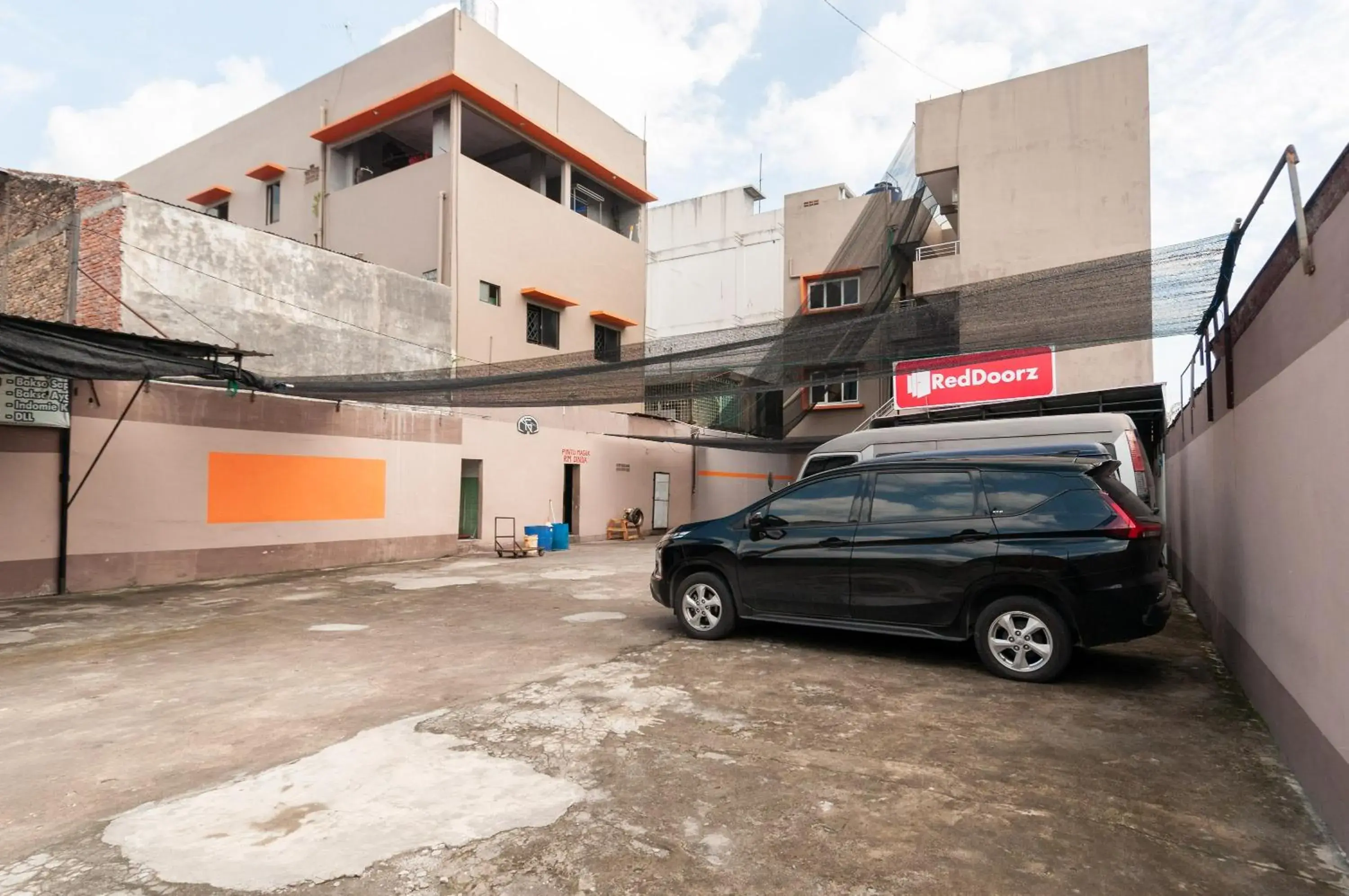 Parking, Property Building in OYO 1763 Dinda Residence Syariah