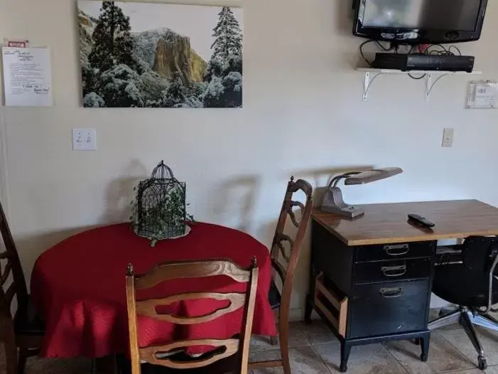 Bedroom, Dining Area in Yosemite Nights Bed & Breakfast