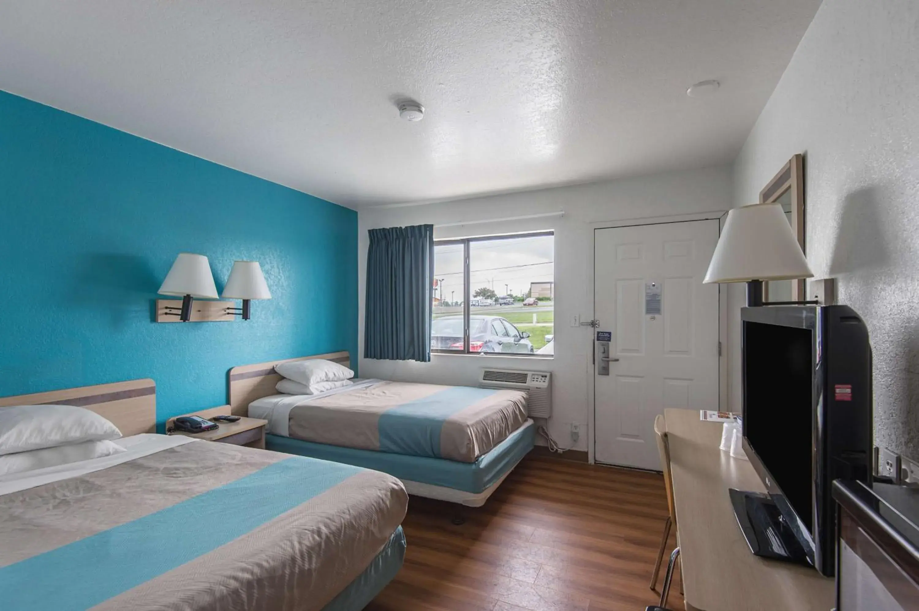 Photo of the whole room, Bed in Motel 6 Kansas City, MO - Airport Photo of the whole room, Bed in Motel 6 Kansas City, MO - Airport