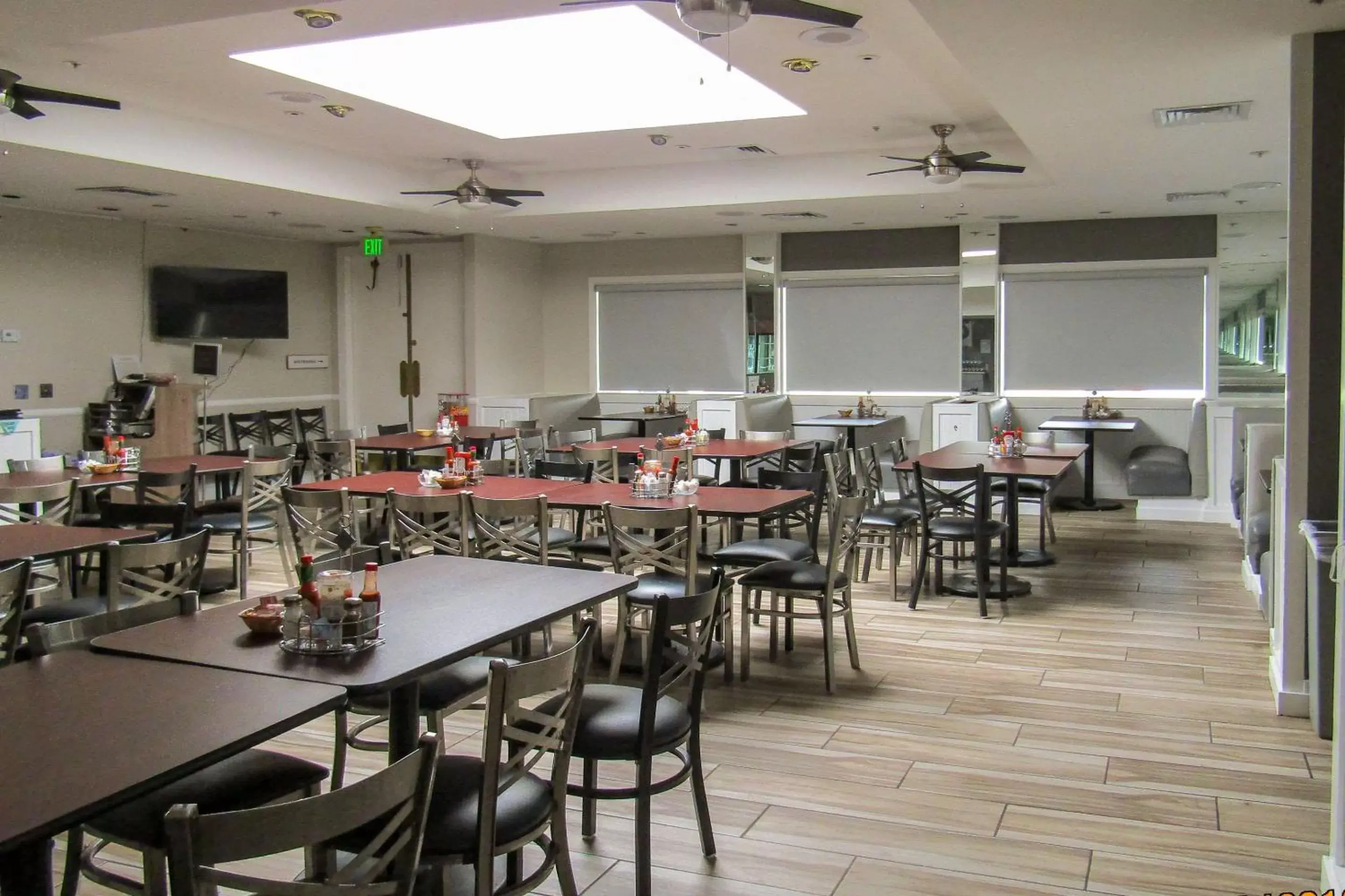 Restaurant/Places to Eat in Clarion Inn Ridgecrest