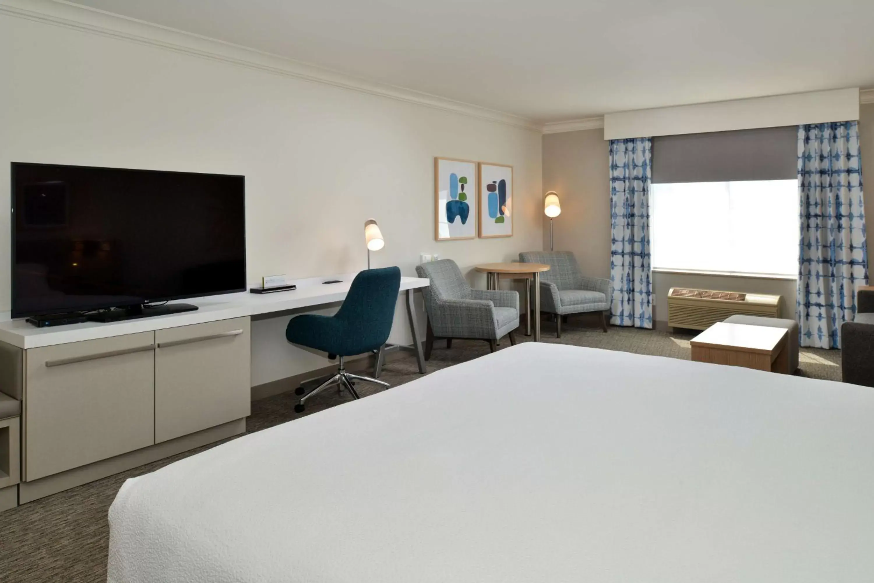 Bed, TV/Entertainment Center in Hilton Garden Inn Napa