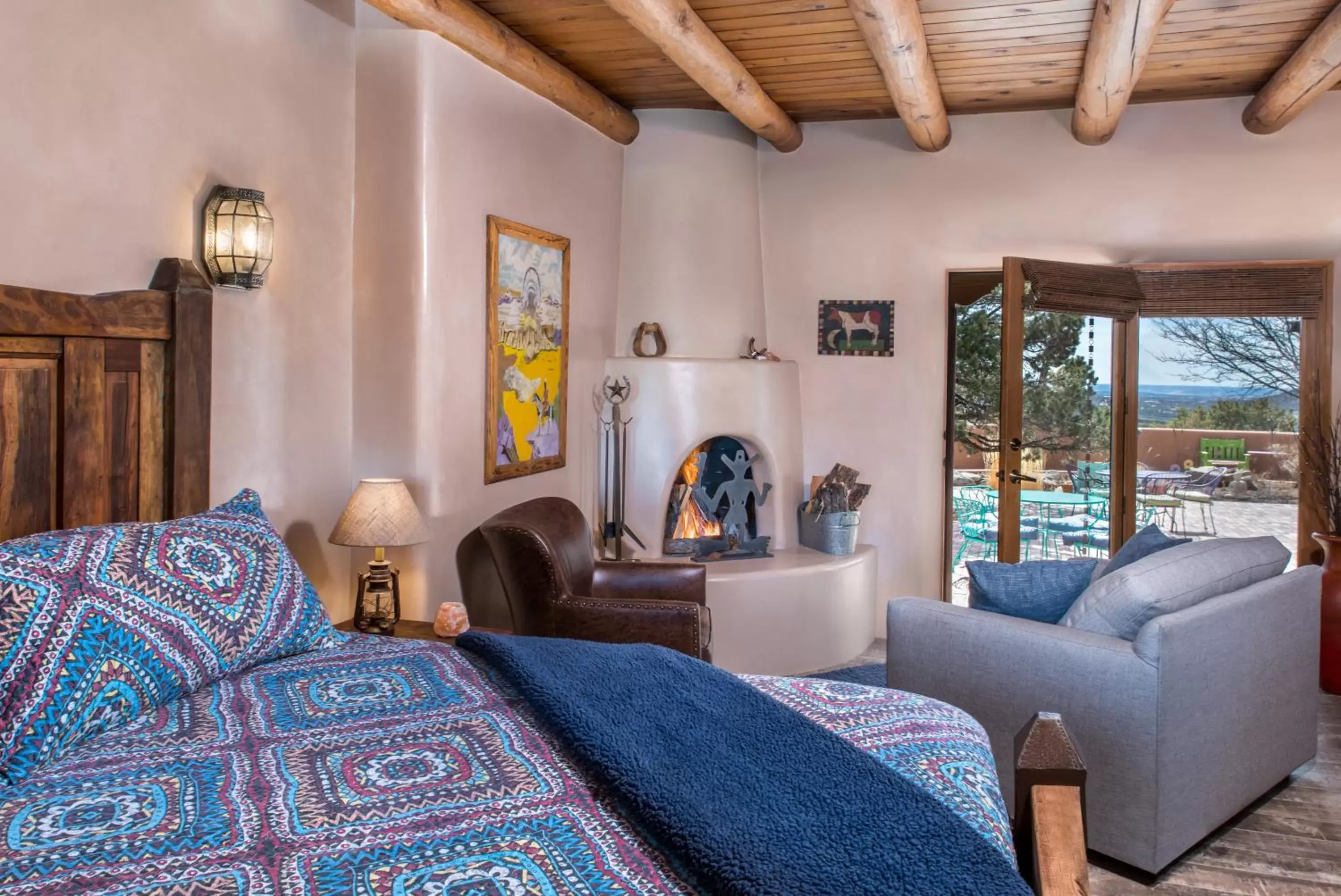 Bedroom, Seating Area in Bobcat Inn