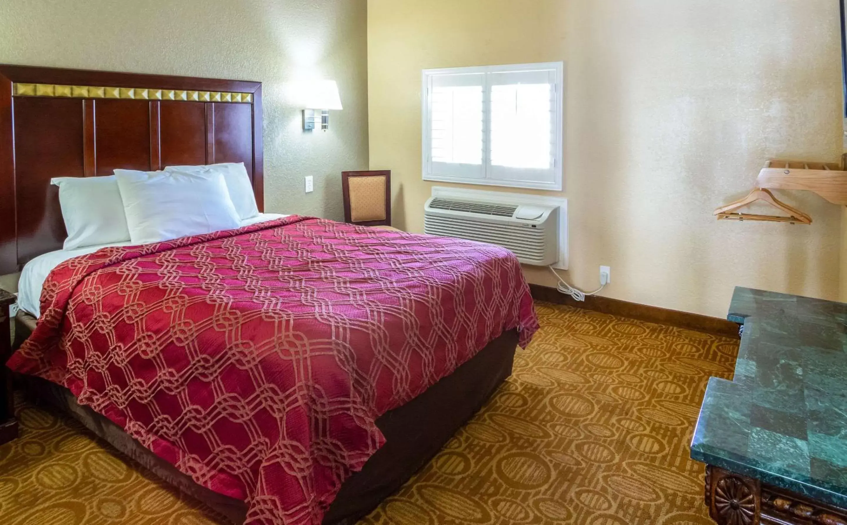 Photo of the whole room, Bed in Econo Lodge Inn & Suites Fallbrook Downtown