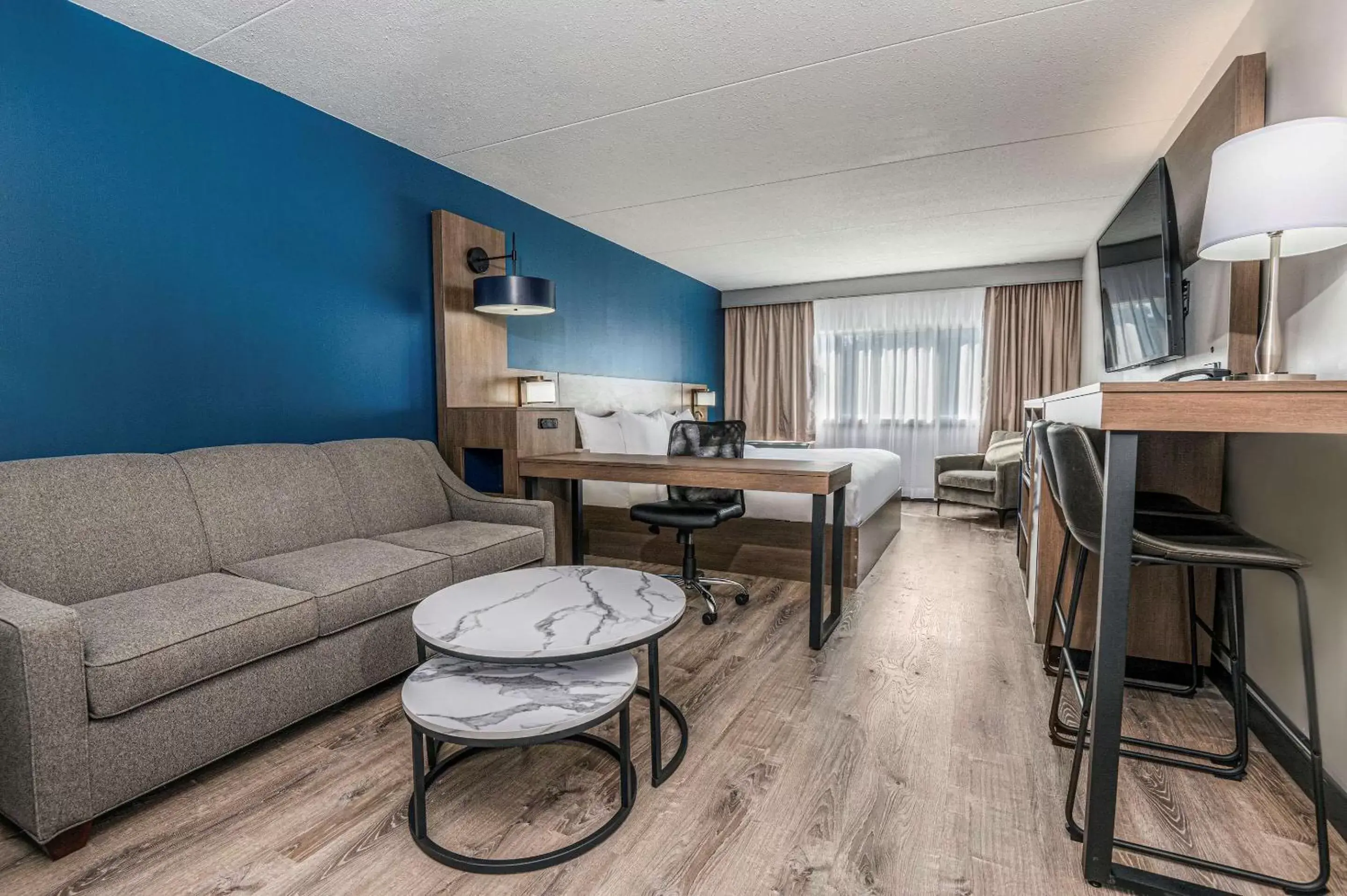 Photo of the whole room, Seating Area in Comfort Suites Kingston Central