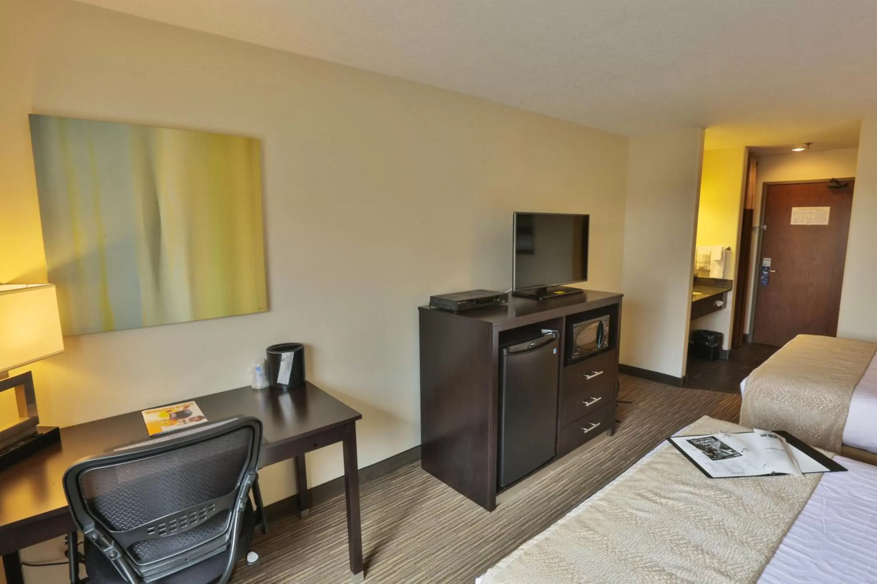 Seating area, Room Photo in Best Western Plus the Four Corners Inn