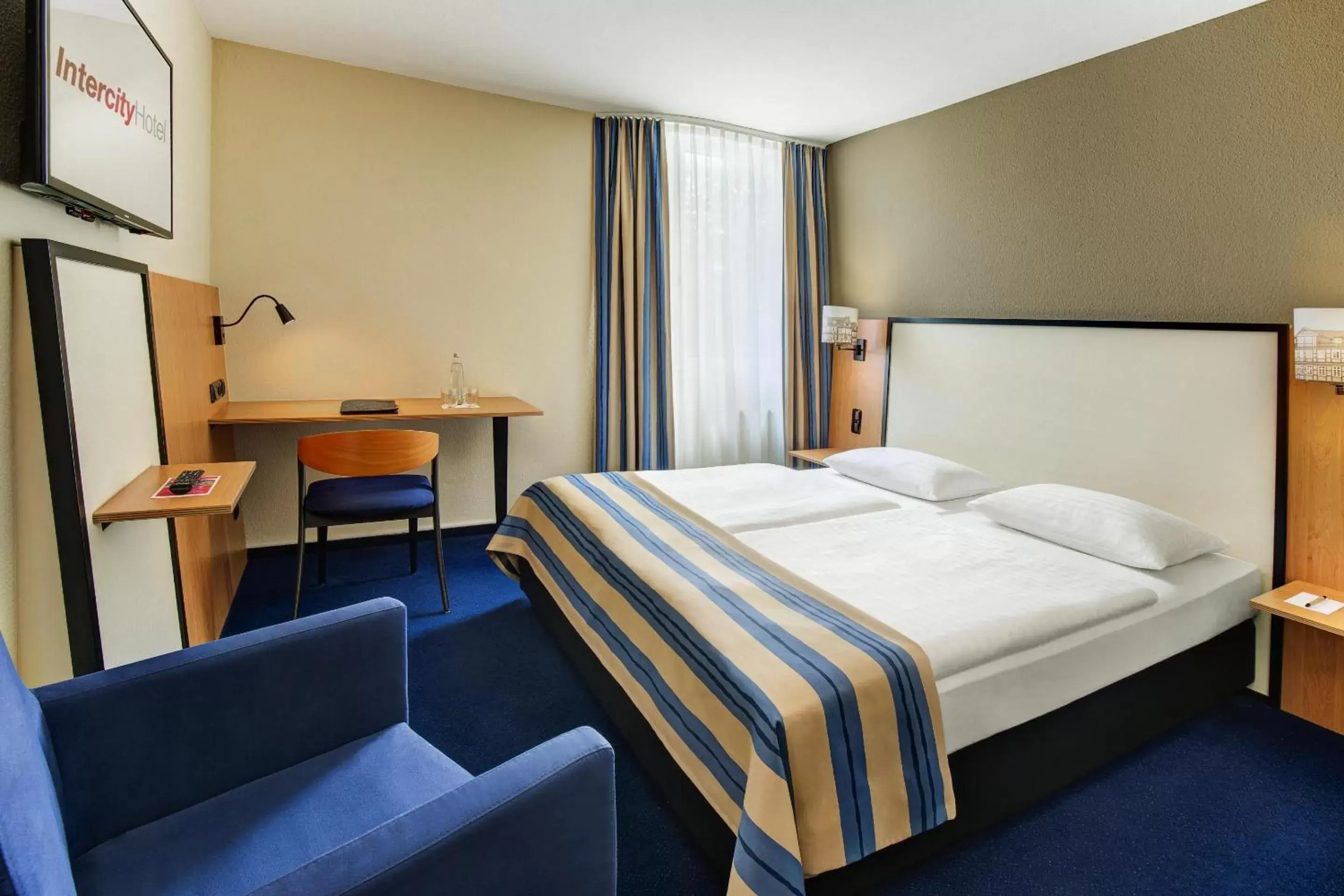 Photo of the whole room, Bed in IntercityHotel Celle