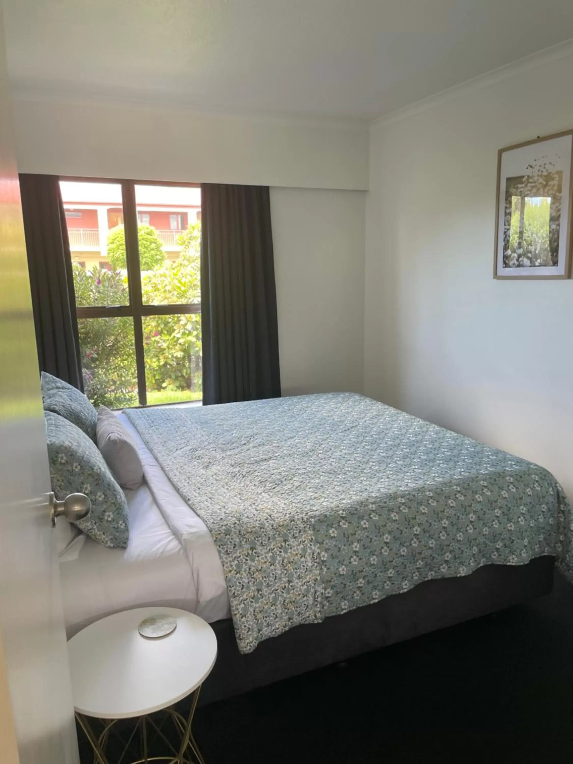 Bedroom, Bed in Colonial Motel