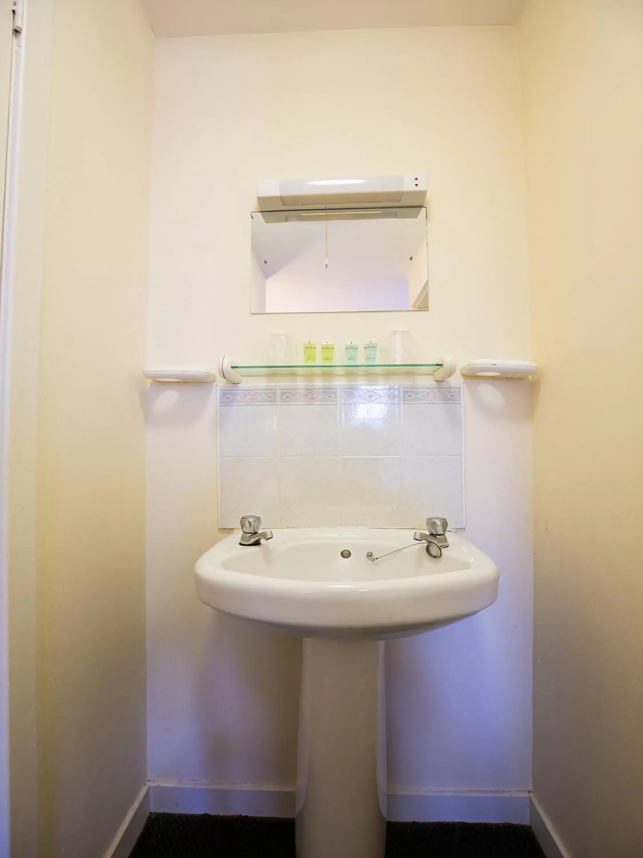 Bathroom in Longforgan Coaching Inn