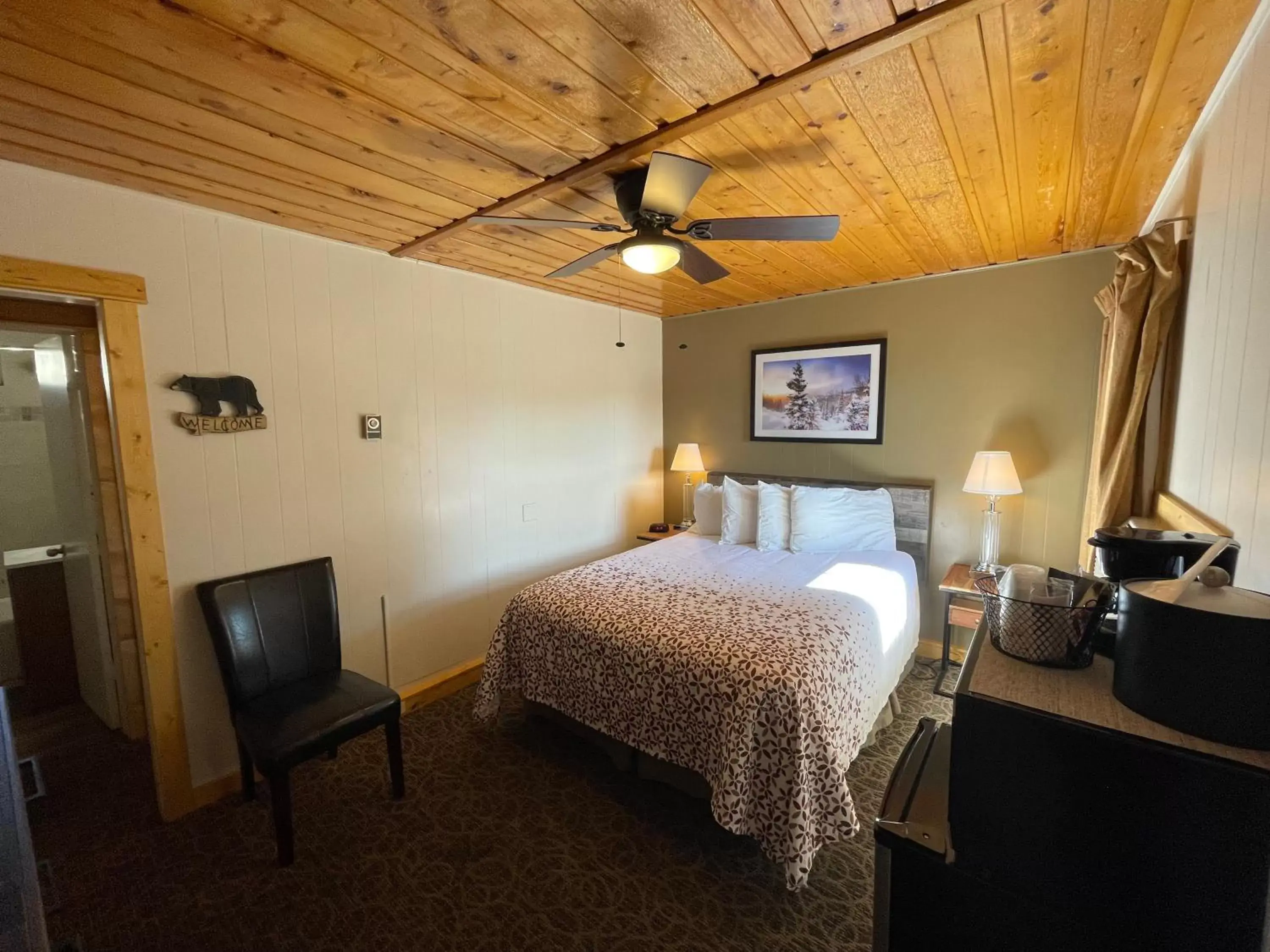 Bedroom, Bed in Estes Mountain Inn