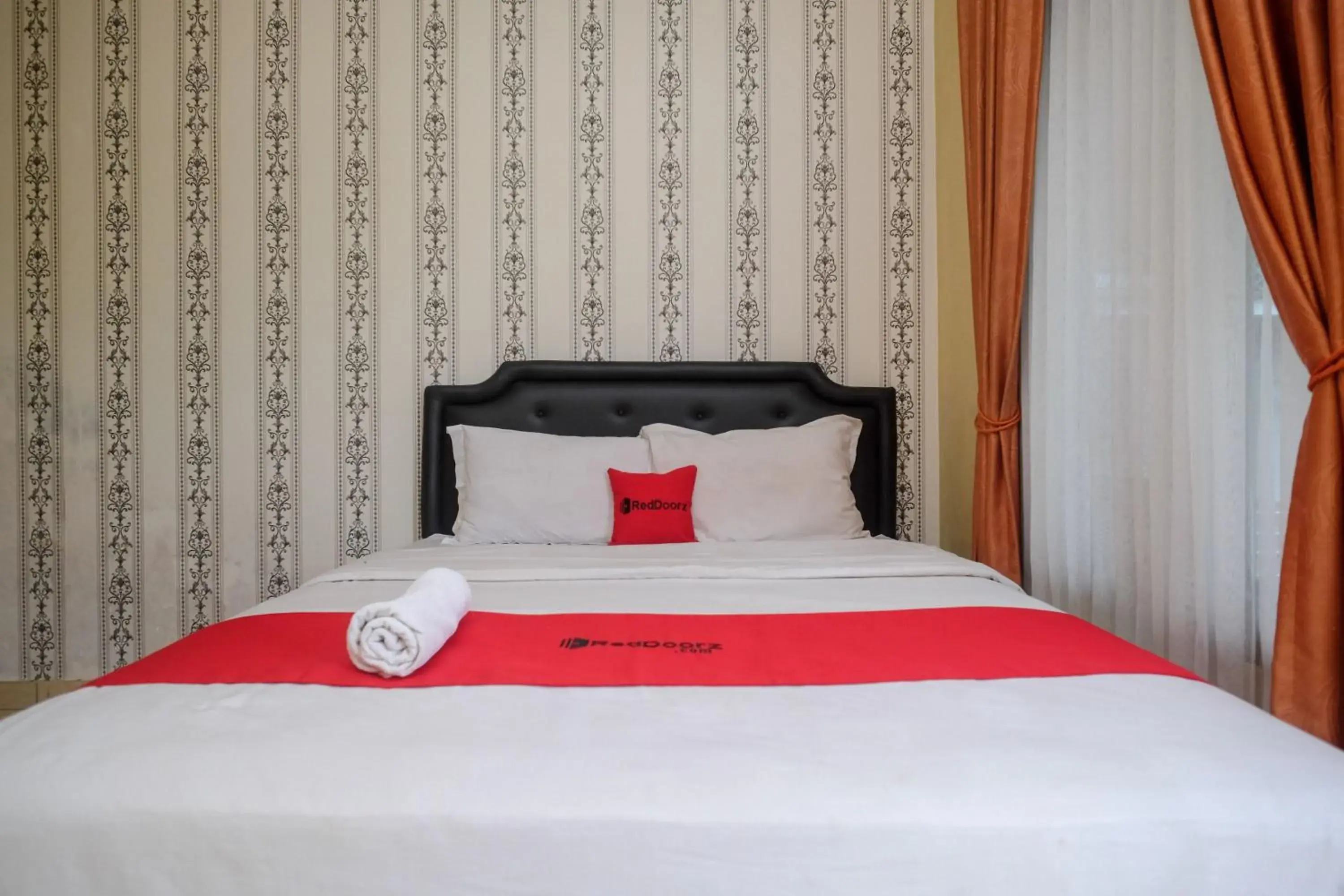 Bedroom, Bed in RedDoorz at Paris Ocean