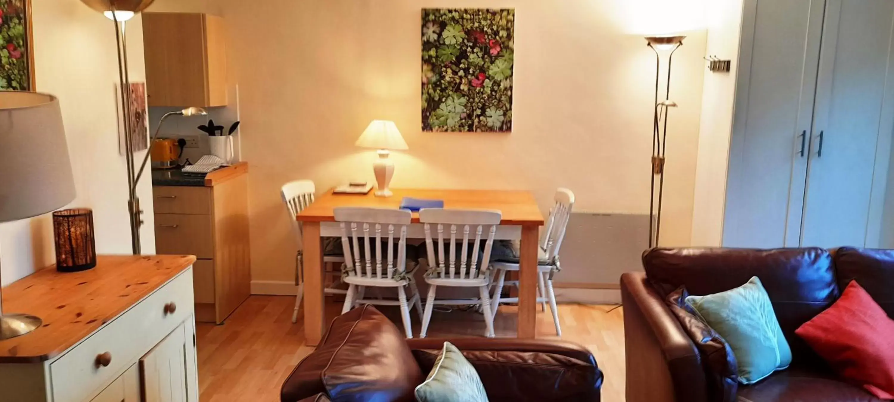 Living room, Seating Area in Sheena's Dartmouth Chalets