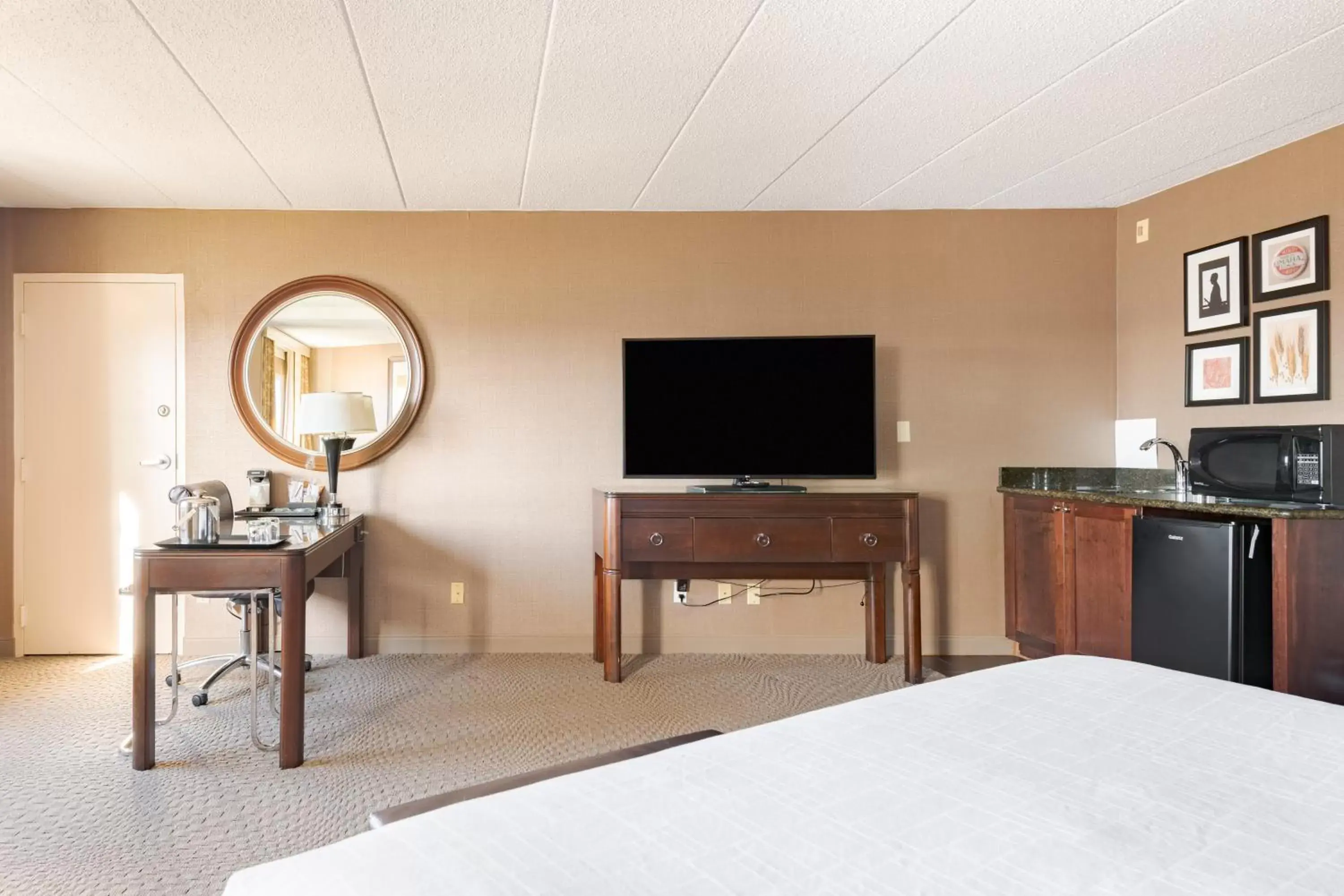 Bedroom, TV/Entertainment Center in Wyndham Omaha Hotel - West Dodge
