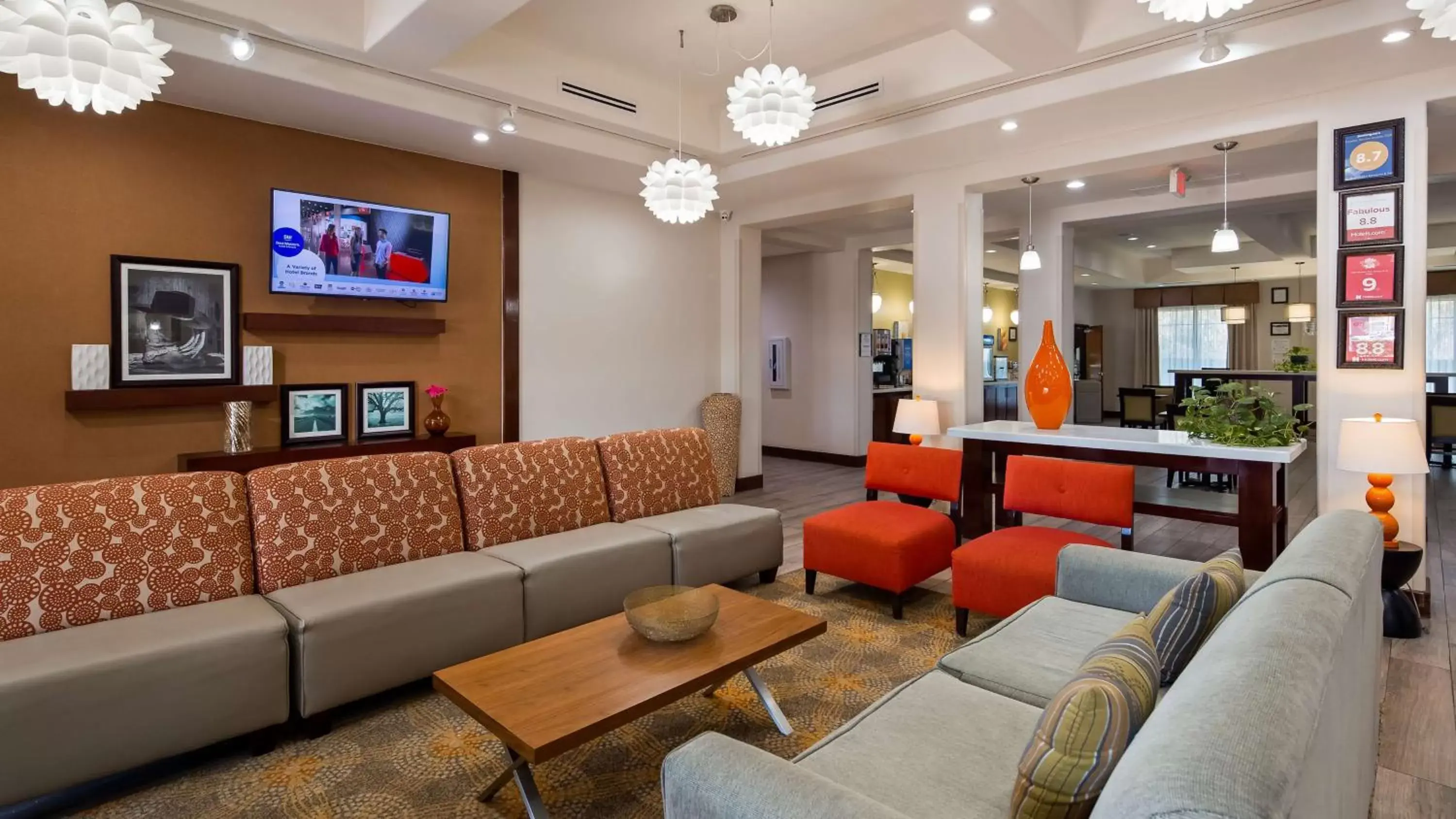 Lobby or reception, Lounge/Bar in Best Western Plus Spring Inn & Suites