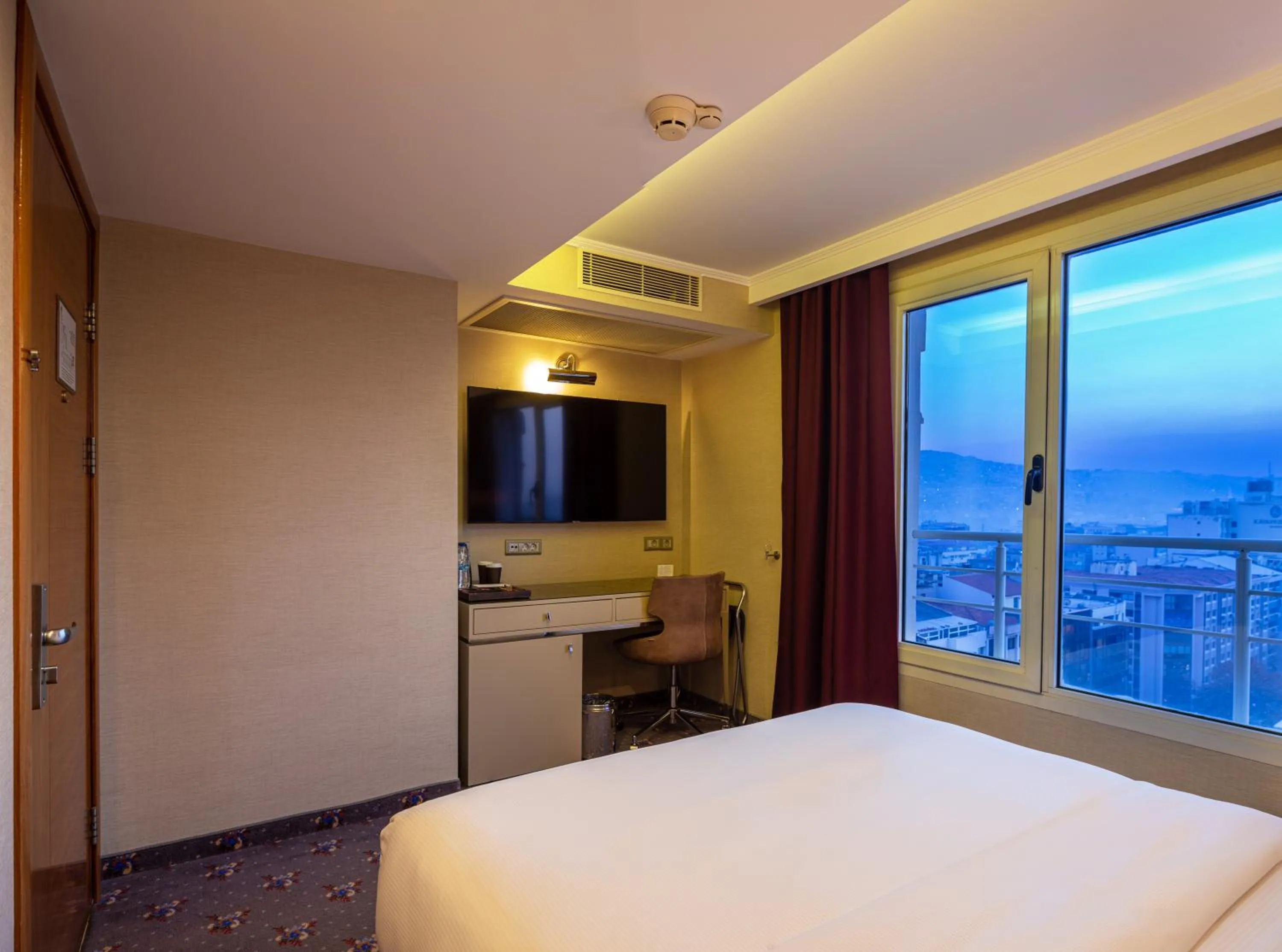 Natural landscape, Bed in DoubleTree by Hilton Izmir - Alsancak