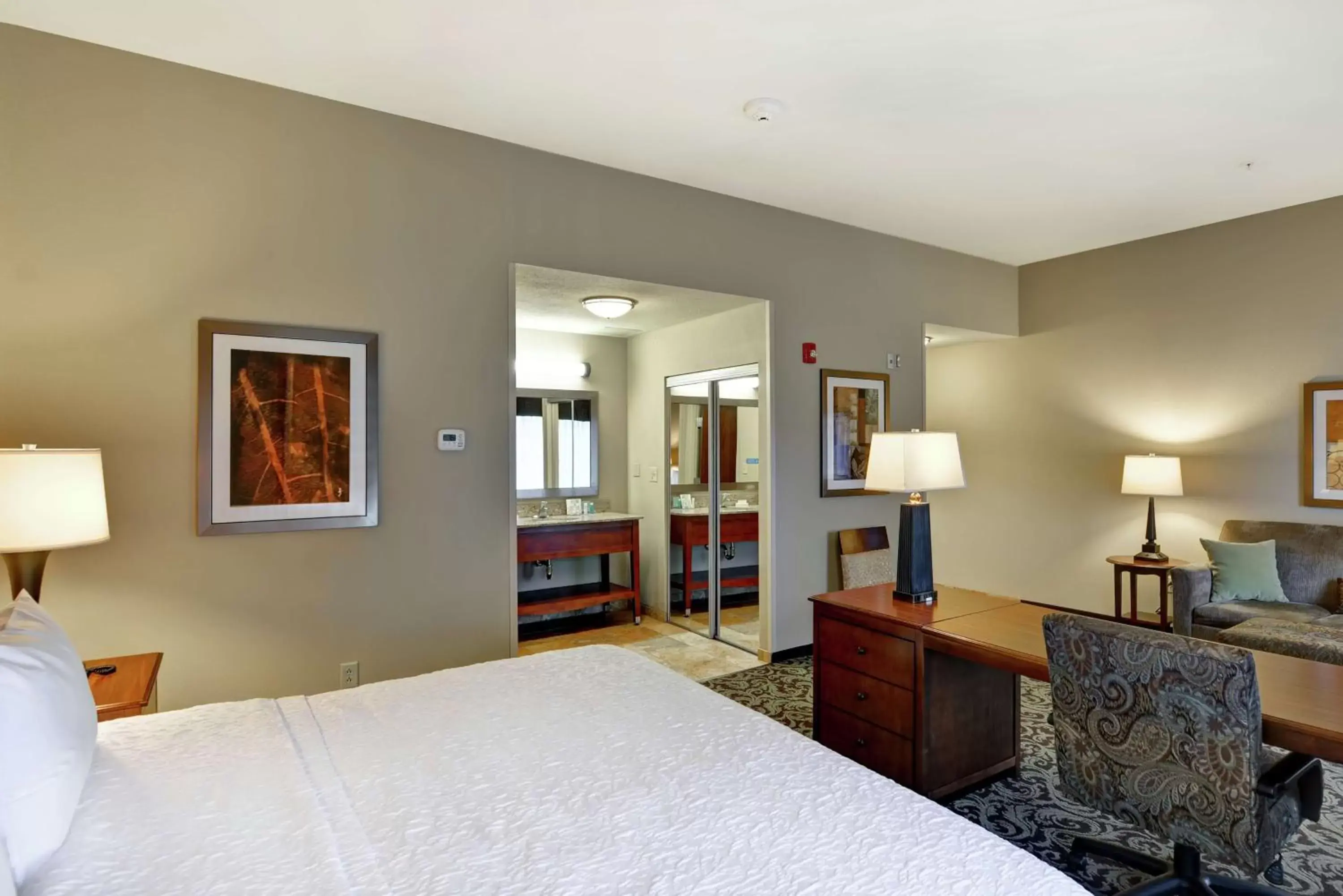 Bedroom in Hampton Inn and Suites New Hartford/Utica