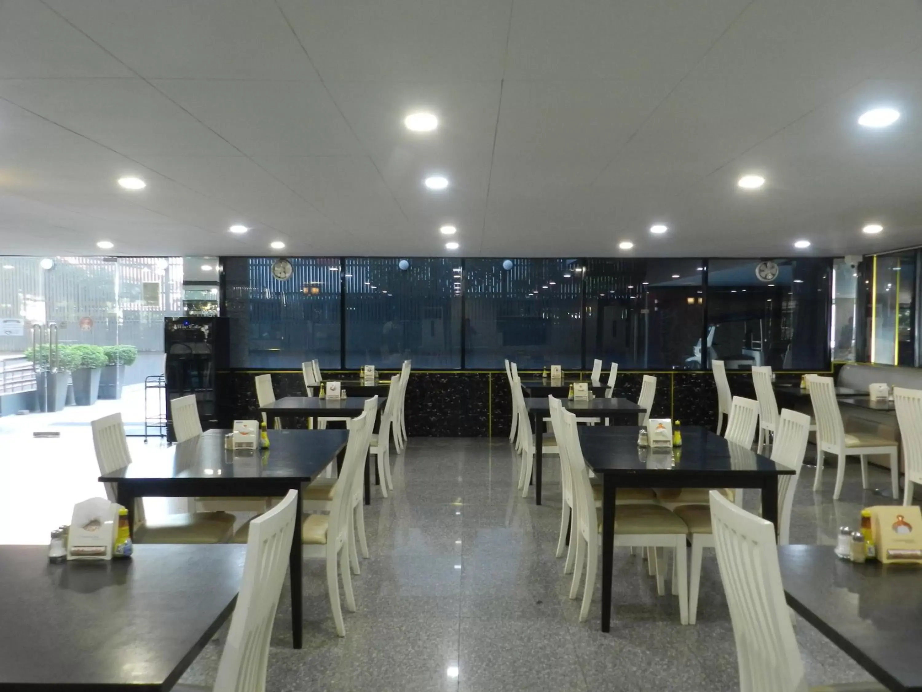 Restaurant/Places to Eat in Nanatai Suites