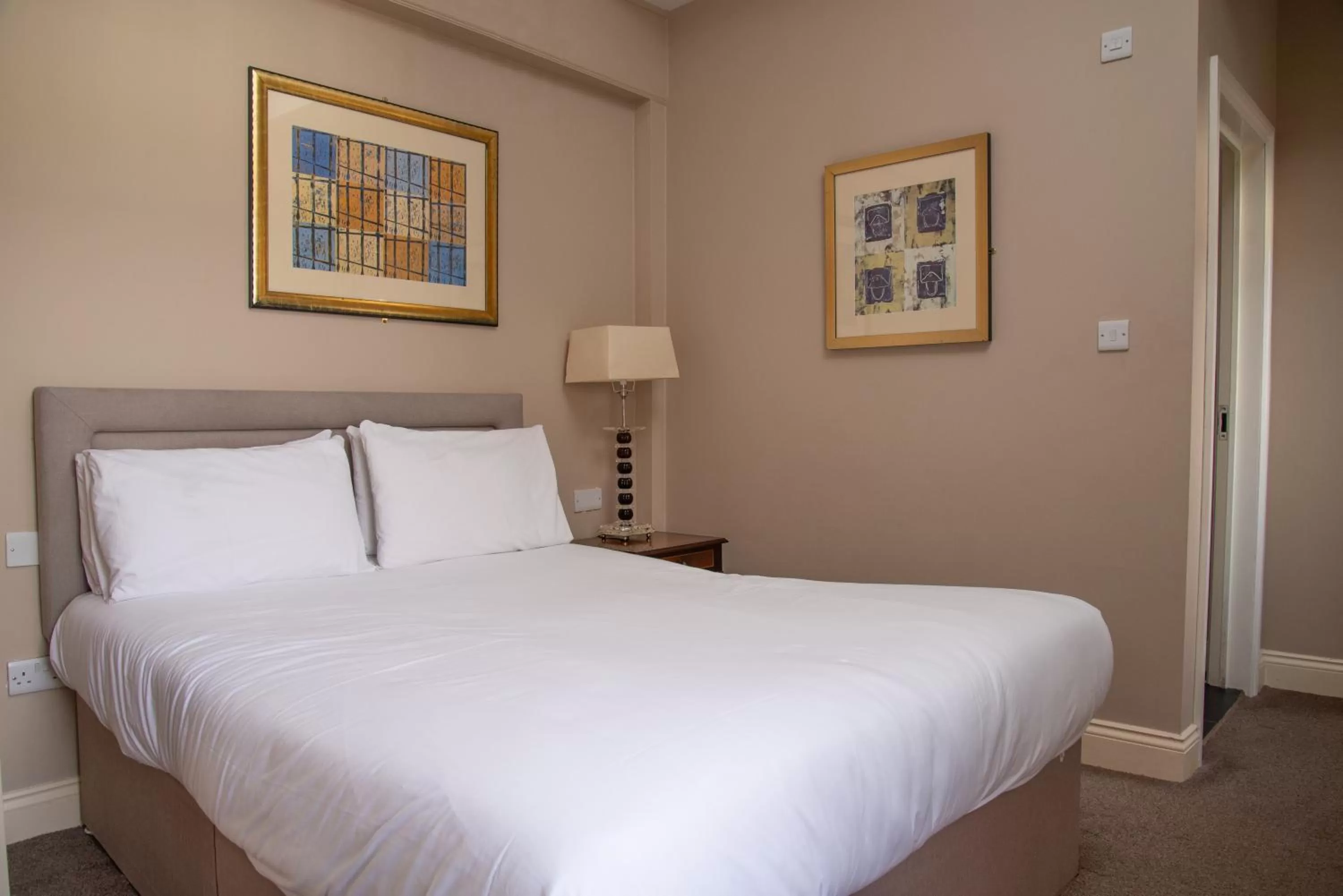 Bedroom, Bed in Royal Hotel, Bar & Grill