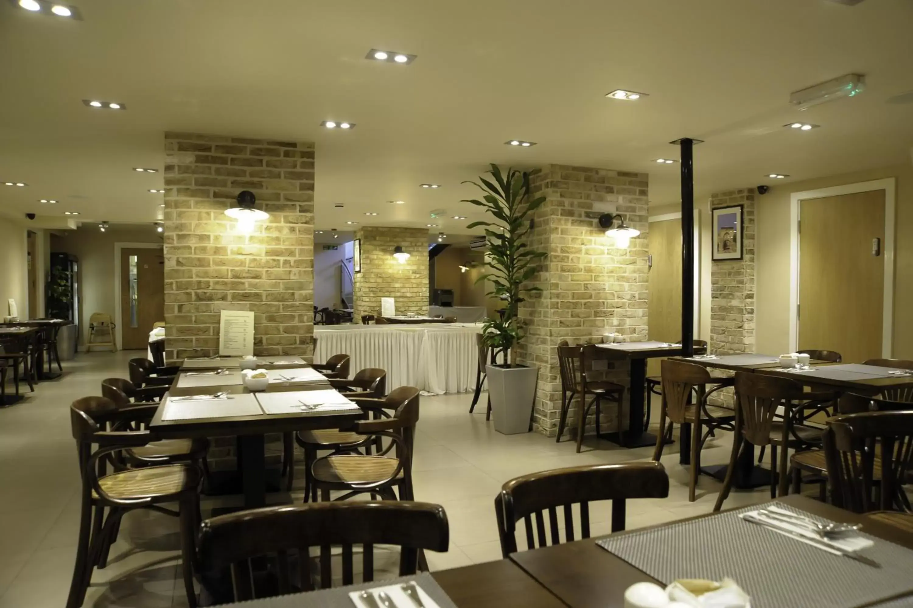 Restaurant/Places to Eat in Kings Cross Inn Hotel