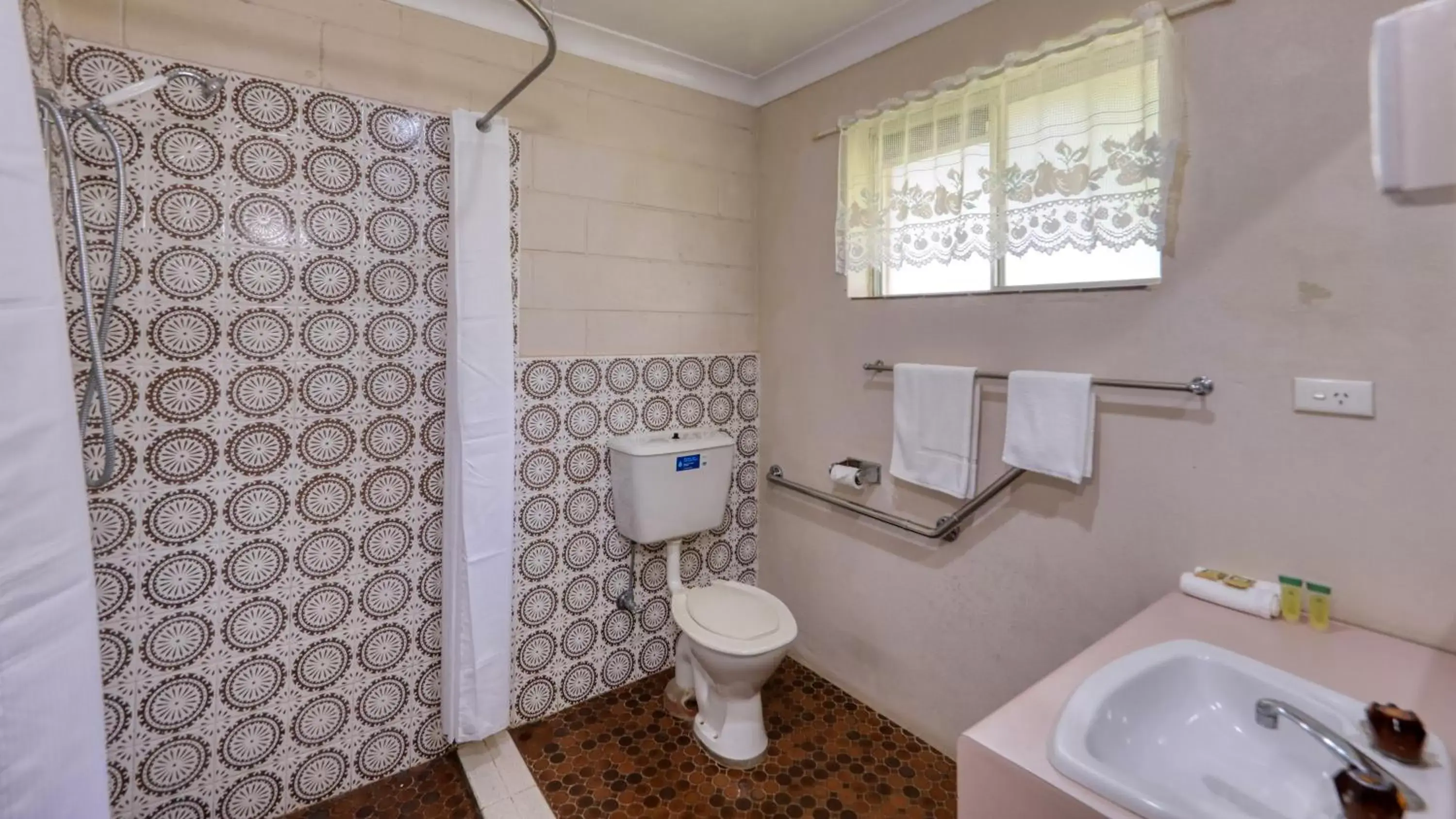 Shower, Bathroom in Matthew Flinders Motor Inn