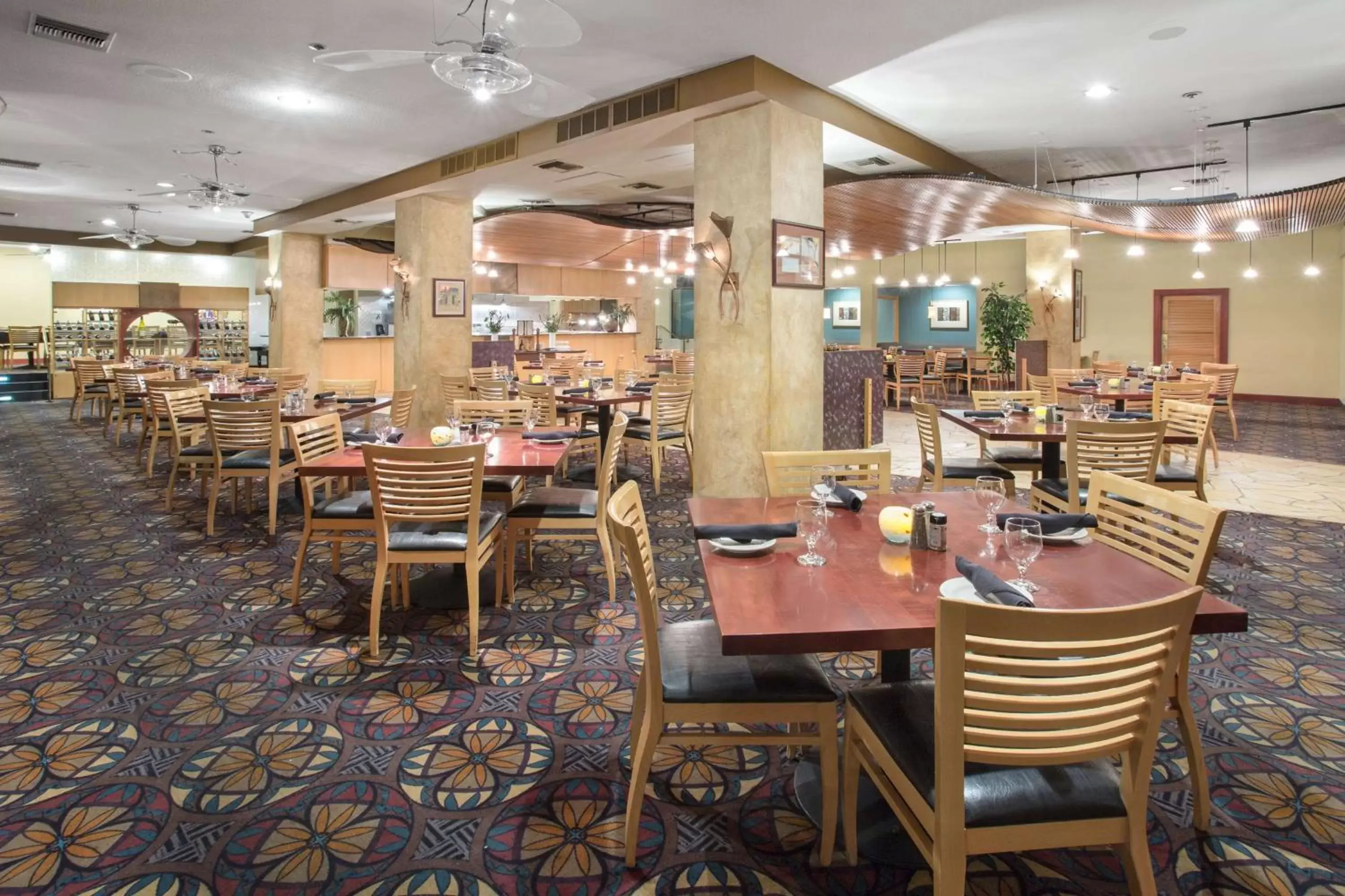 Lounge or bar, Restaurant/Places to Eat in Embassy Suites by Hilton Phoenix Biltmore