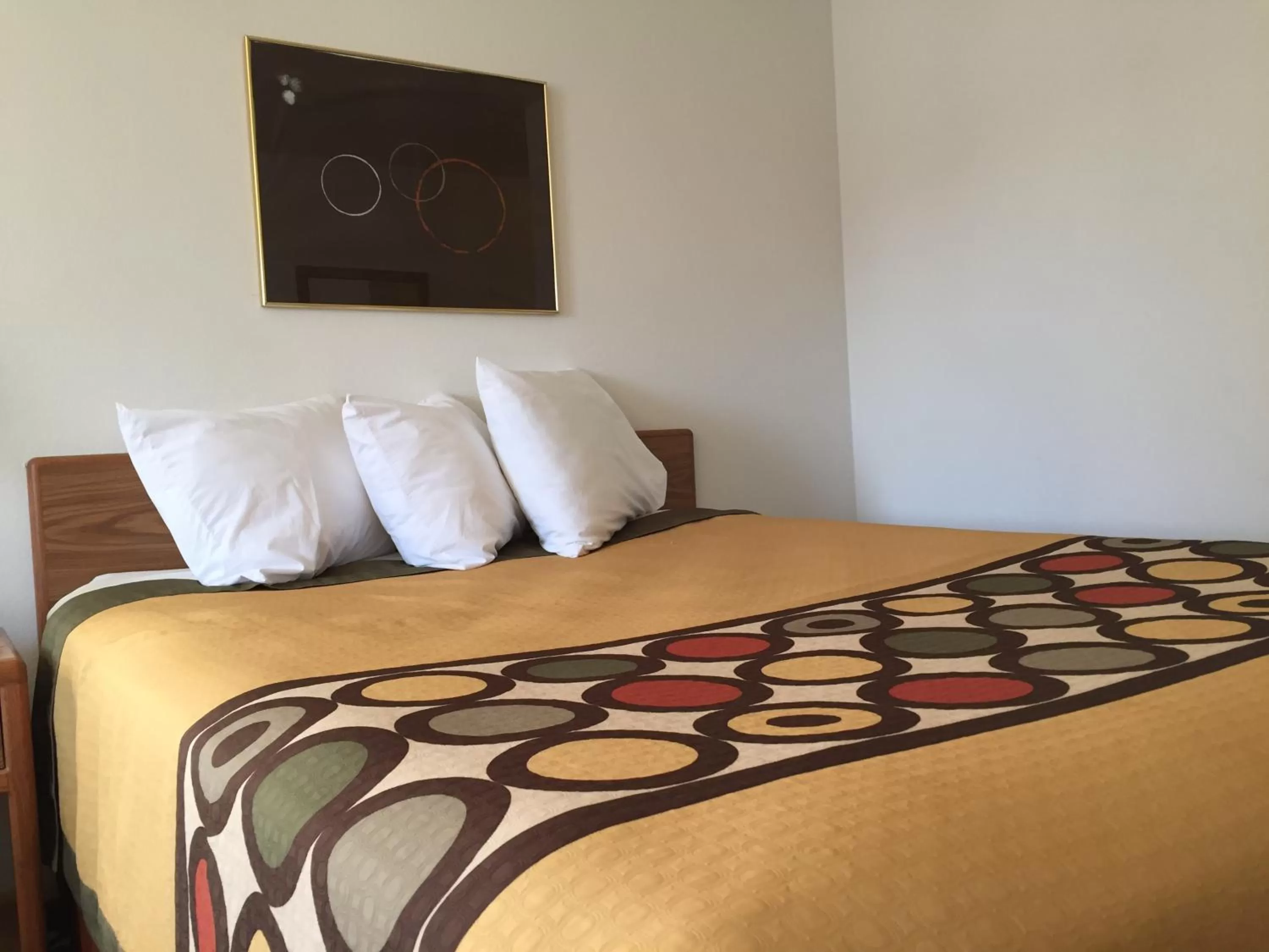 Queen Room - Non-Smoking in Super 8 by Wyndham Escanaba