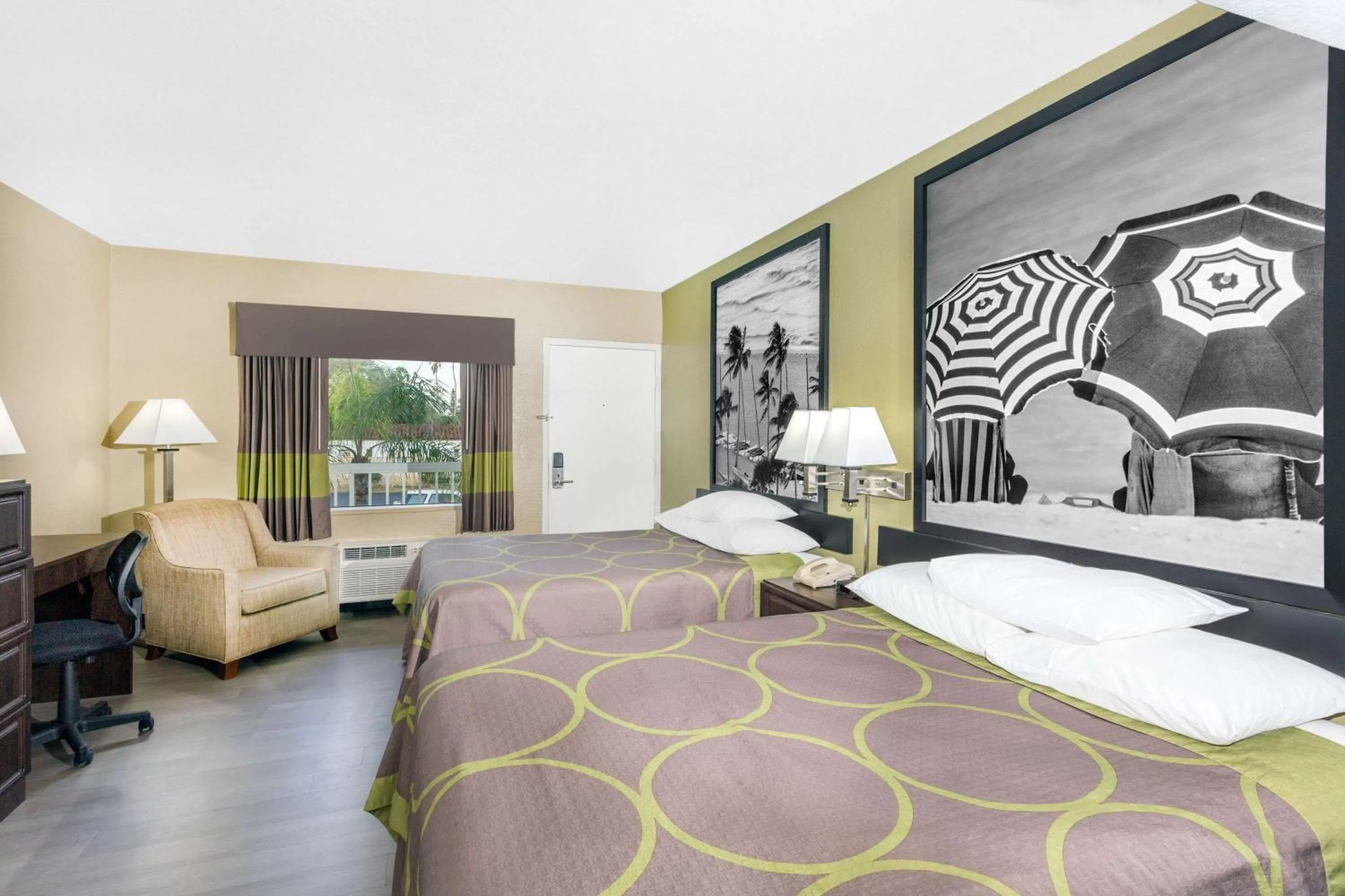 Photo of the whole room, Bed in Super 8 by Wyndham Sarasota Near Siesta Key