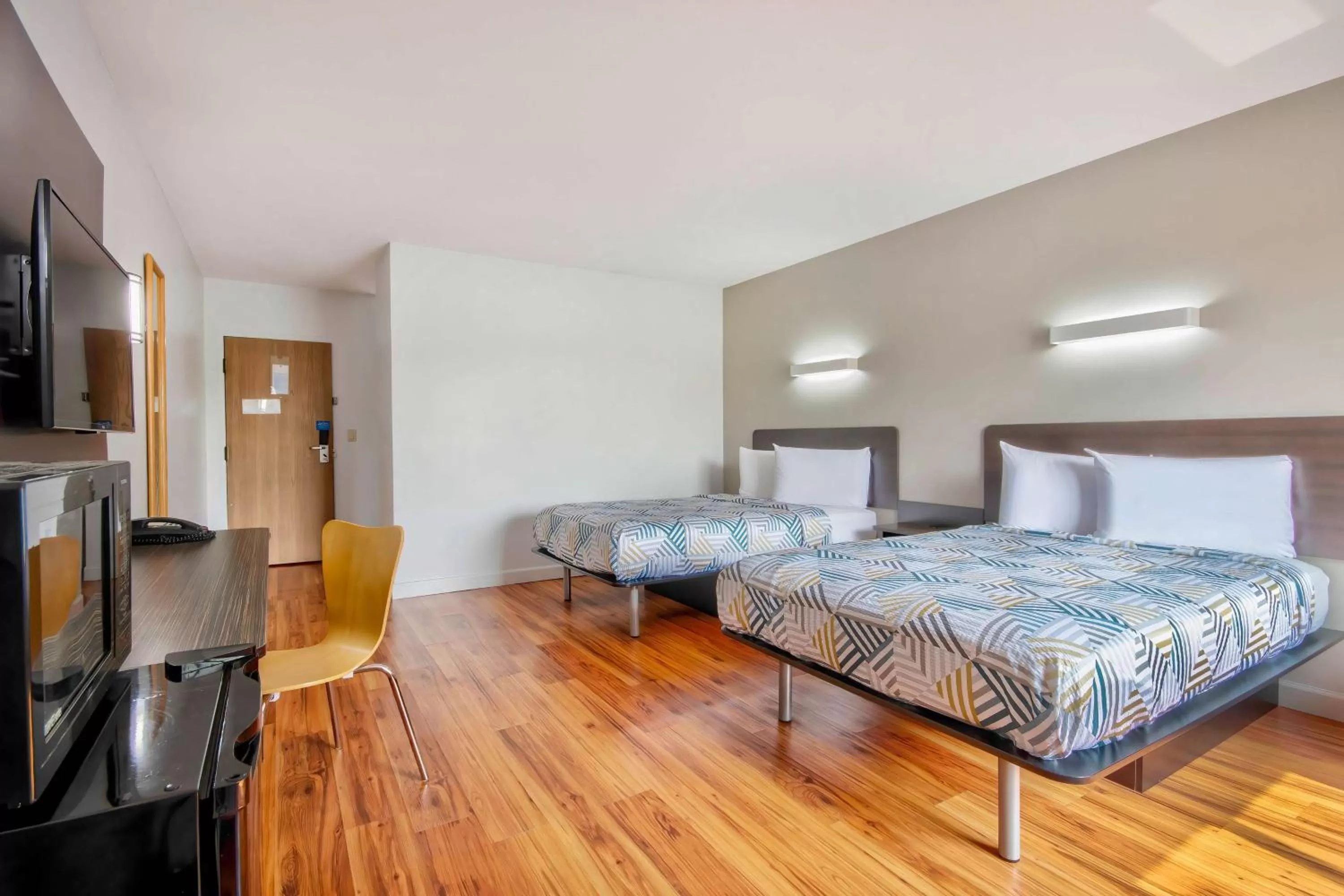 Bedroom, Bed in Motel 6-Springfield, OH