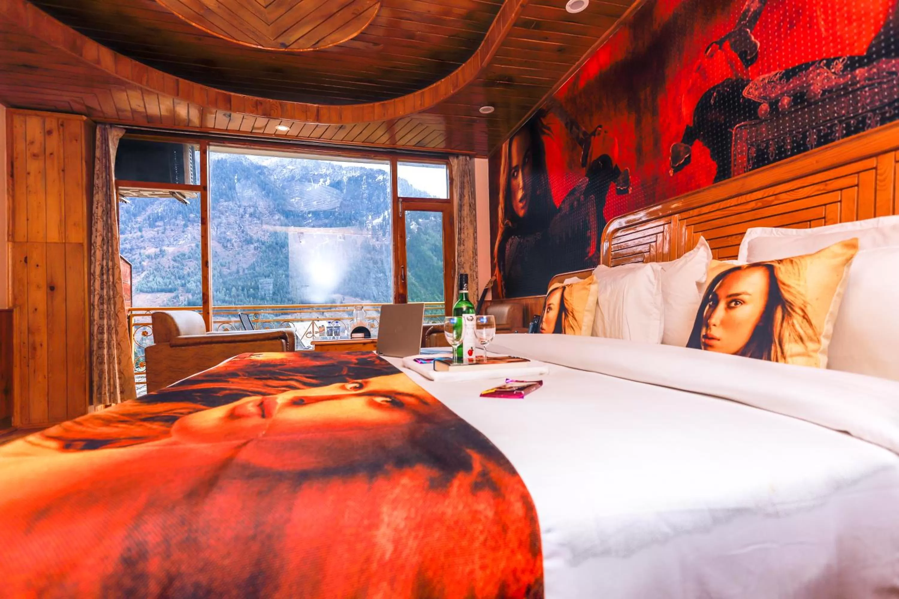 Bed in Hotel Smugglers Mountain View - central heated & air Cooled