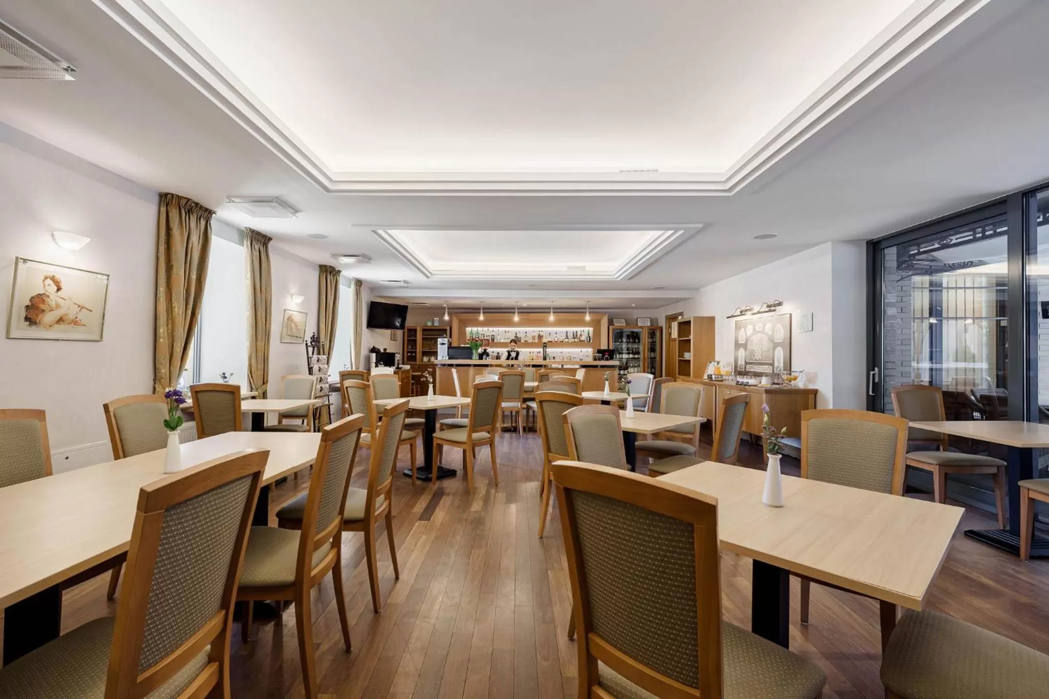 Restaurant/places to eat in Euterpe Hotel