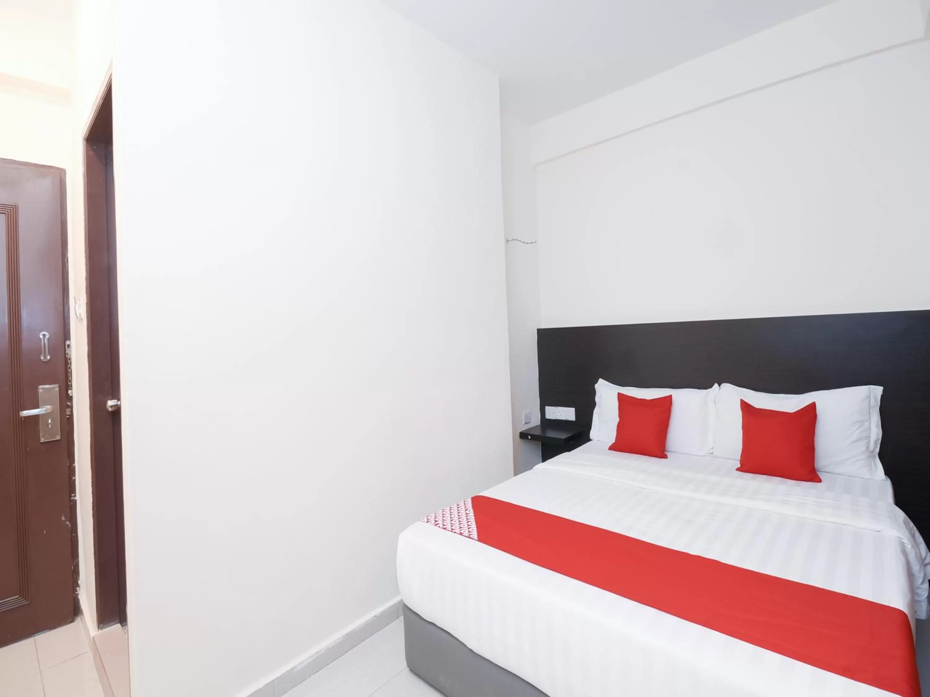 Bedroom, Bed in Kenyalang Suite