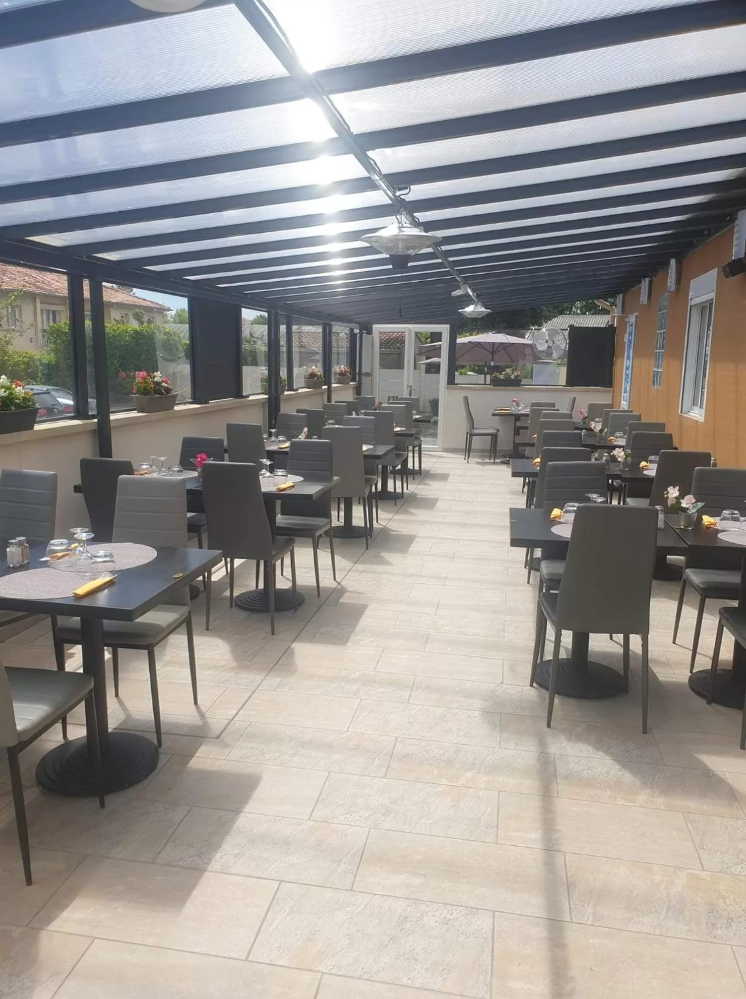 Restaurant/Places to Eat in AUBERGE DE LA LICORNE eu