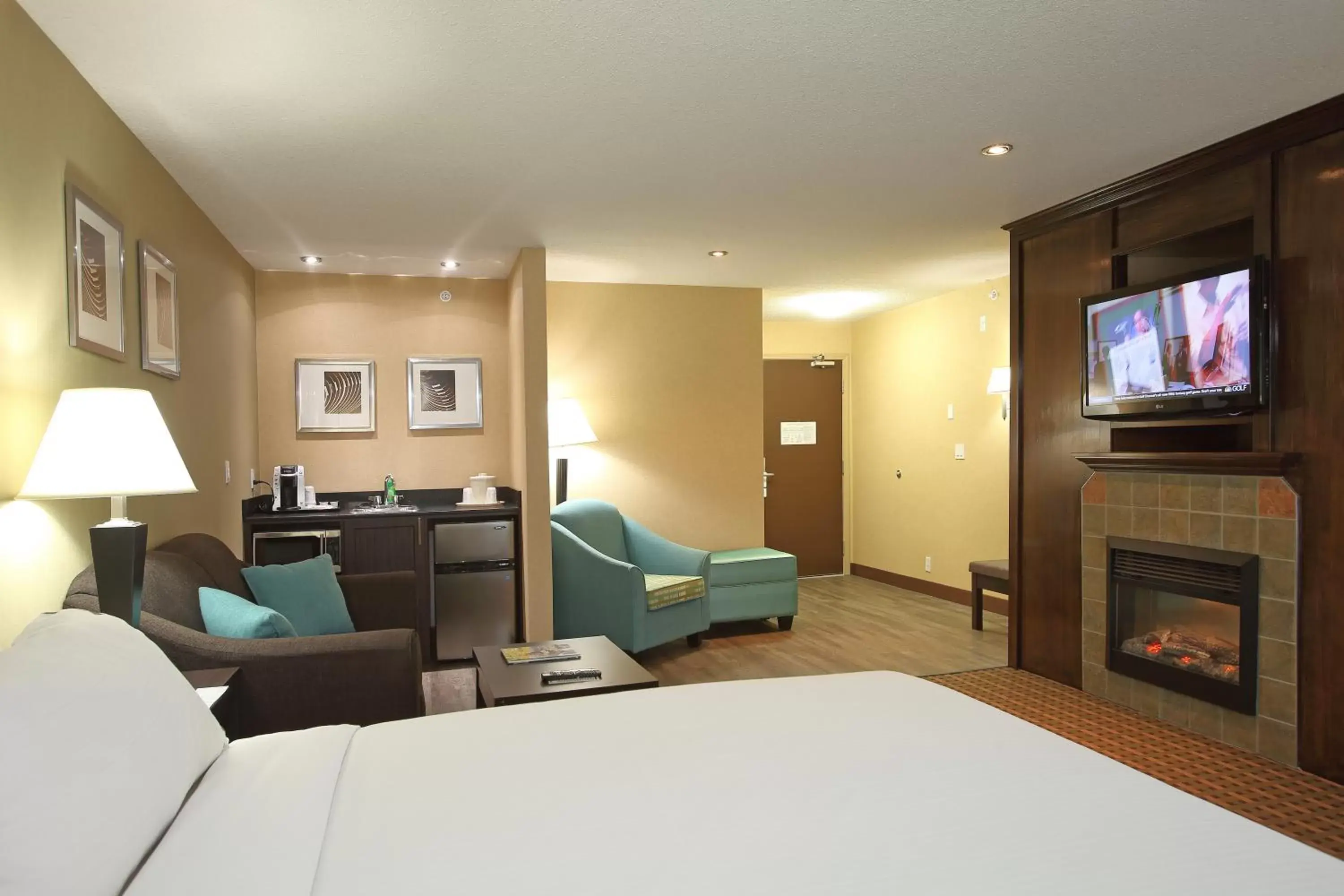 Photo of the whole room, TV/Entertainment Center in Holiday Inn Express Hotel & Suites Vernon, an IHG Hotel