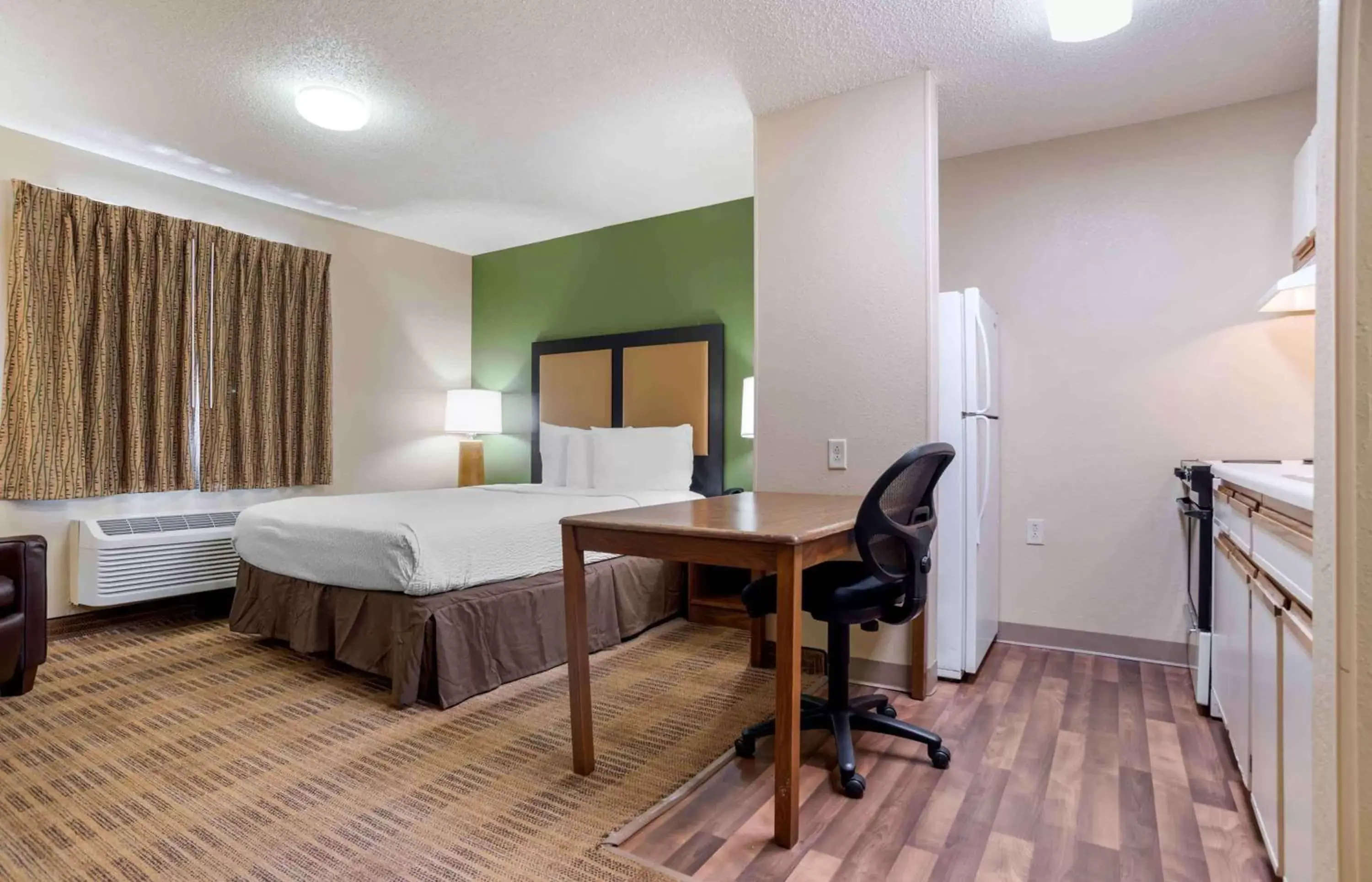 Bedroom in Extended Stay America Suites - Birmingham - Wildwood