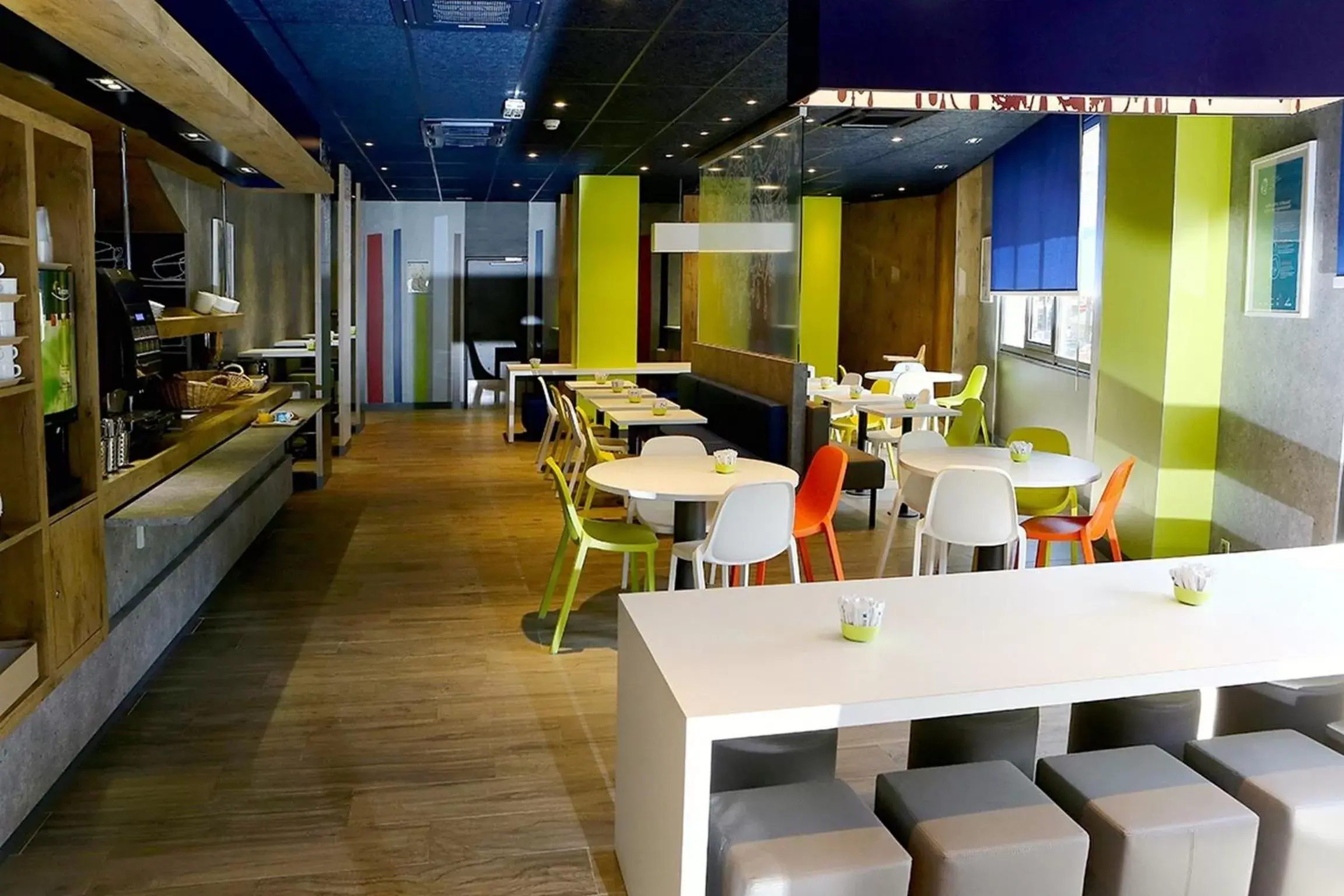 Lounge or bar, Restaurant/Places to Eat in Ibis Budget Toulon Centre