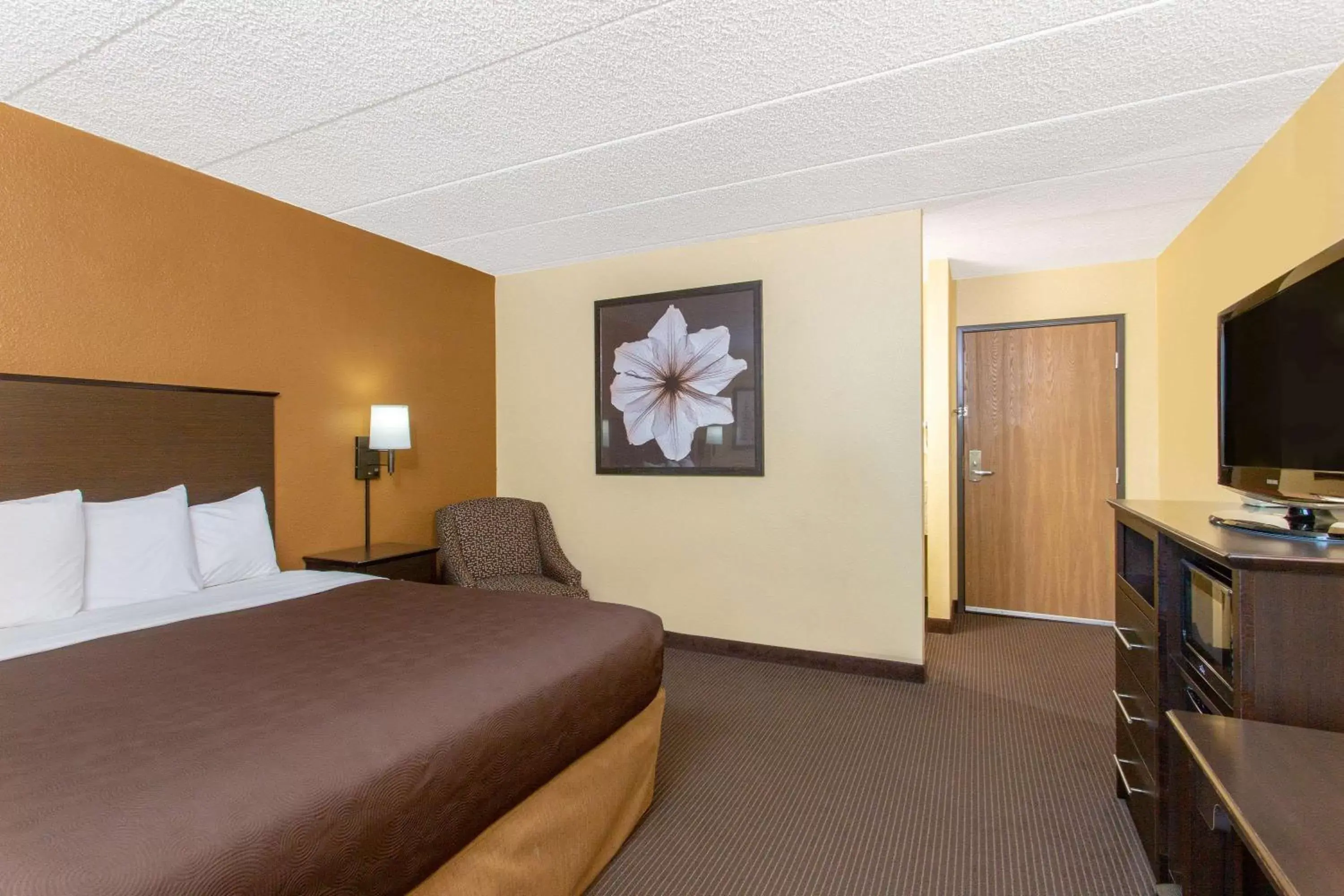 Photo of the whole room, Bed in AmericInn by Wyndham West Bend