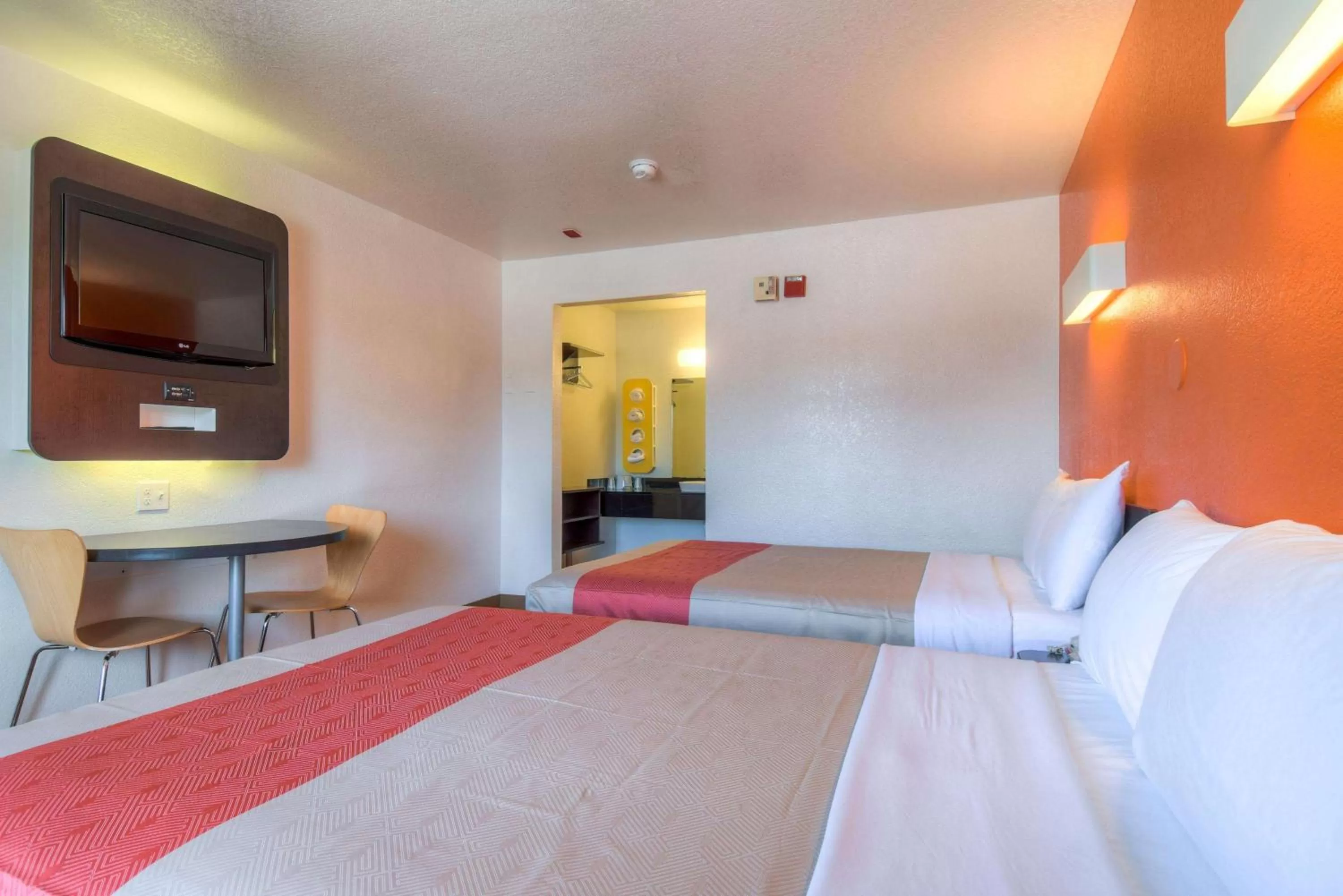 TV and multimedia, Bed in Motel 6-Chula Vista, CA - San Diego