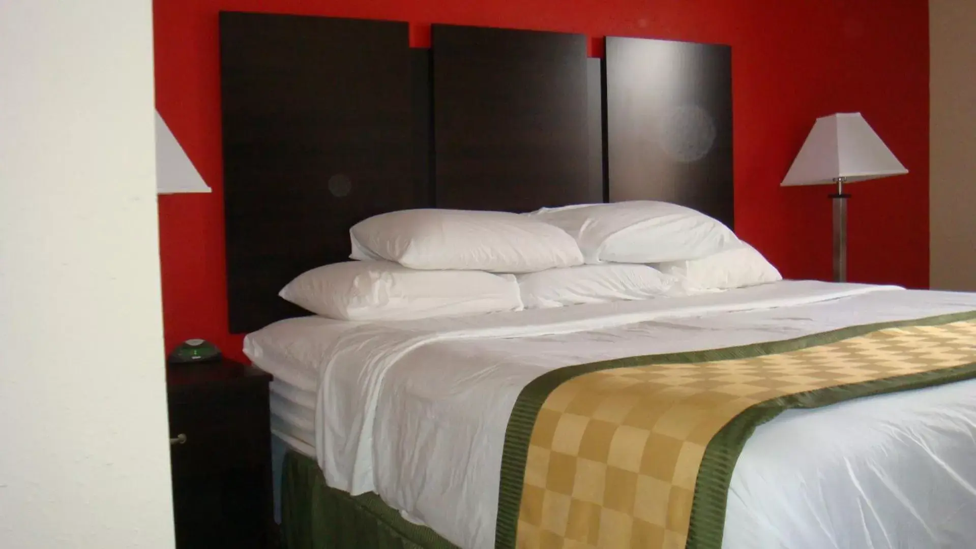 Bed in Days Inn by Wyndham Muncie -Ball State University