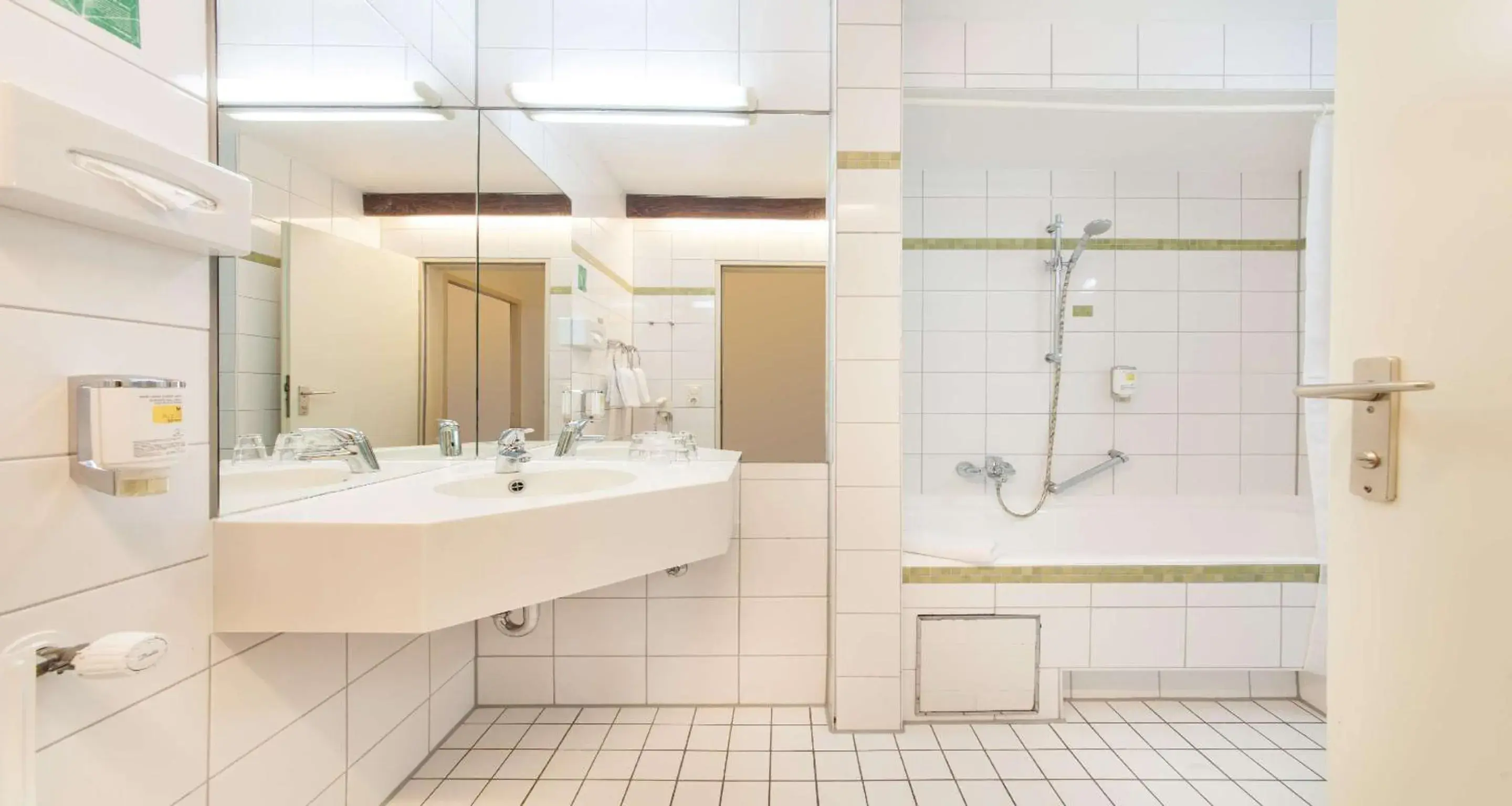 Bathroom in Sure Hotel by Best Western Muenchen Hauptbahnhof