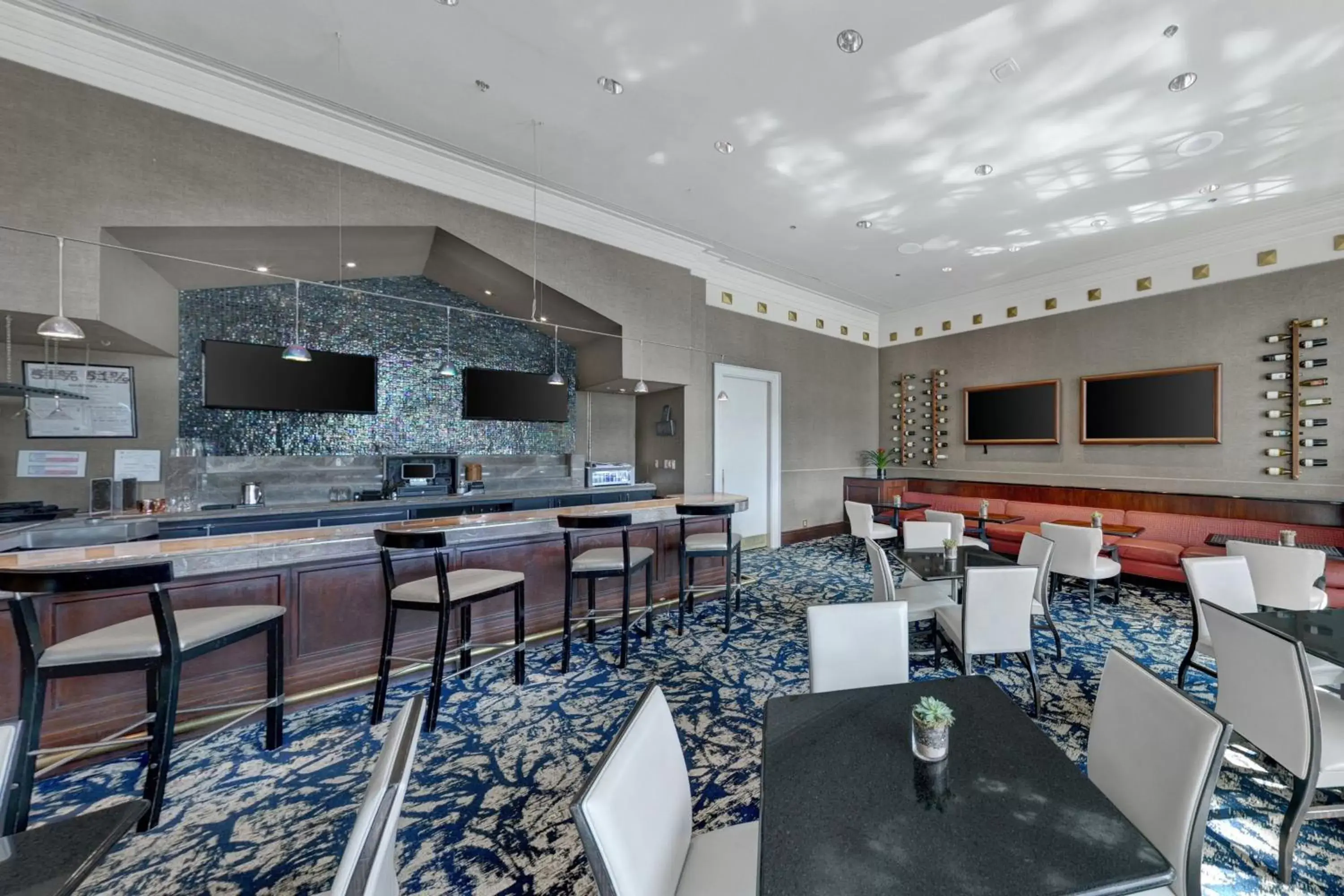Restaurant/places to eat, Lounge/Bar in Renaissance Dallas North Hotel