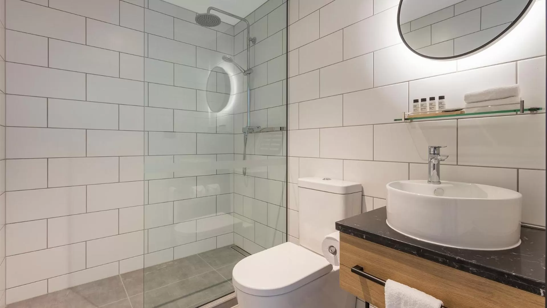 Toilet in Oaks Wellington Hotel