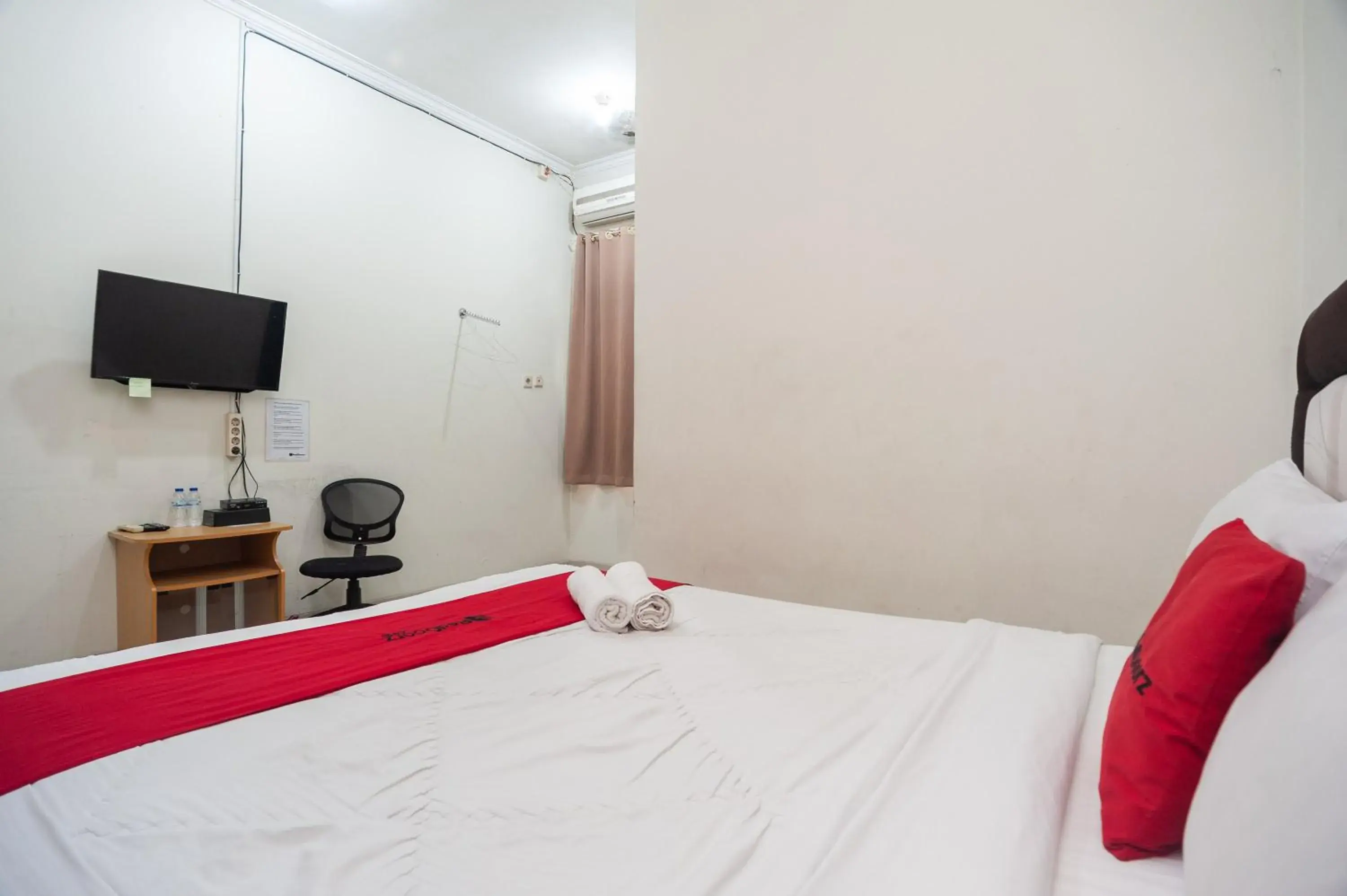 Bedroom, Bed in RedDoorz Plus near RS PMI Bogor Bedroom, Bed in RedDoorz Plus near RS PMI Bogor