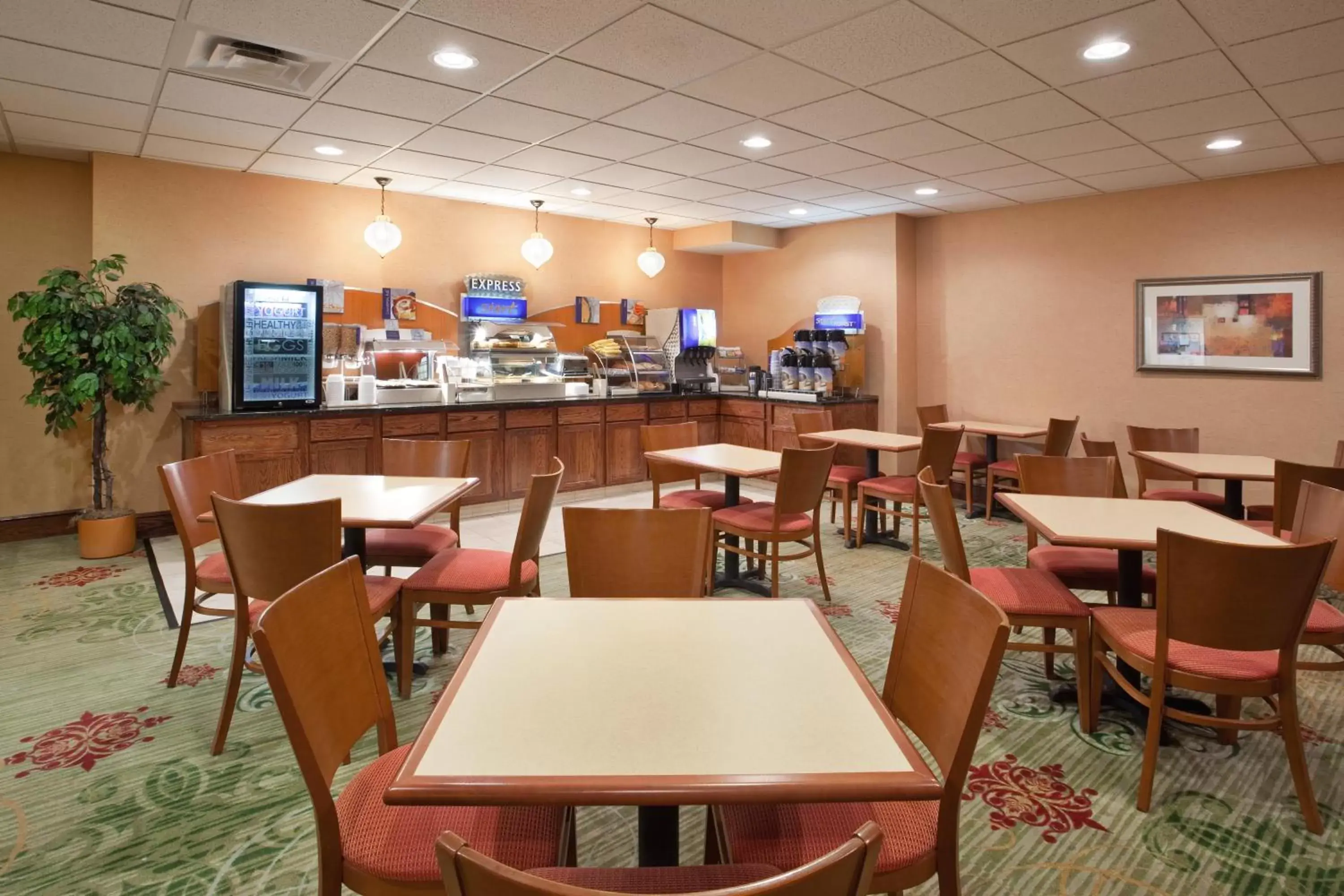 Breakfast, Restaurant/Places to Eat in Holiday Inn Express Hotel & Suites Cleveland-Streetsboro, an IHG Hotel