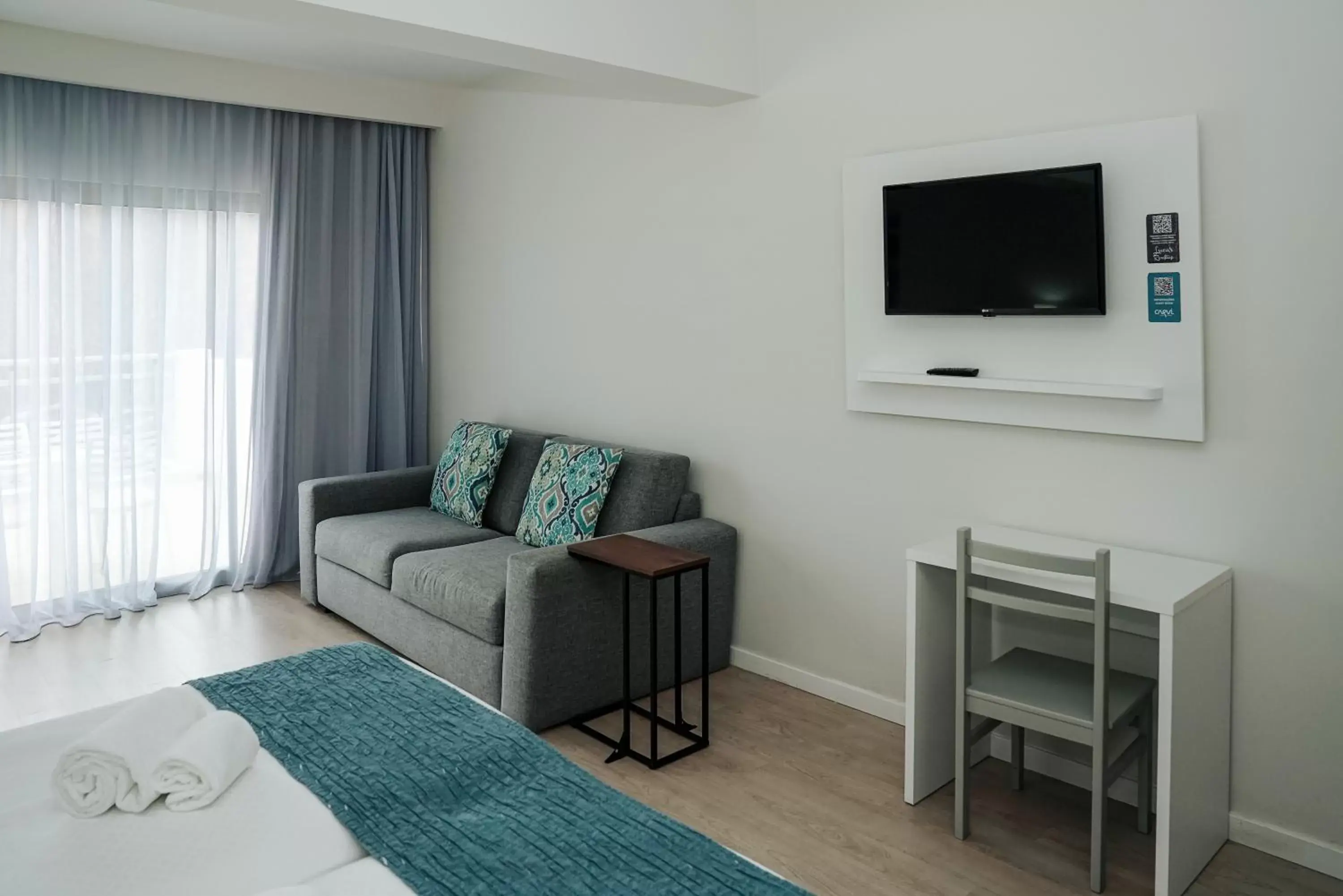 Bed, TV/Entertainment Center in Carvi Beach Hotel