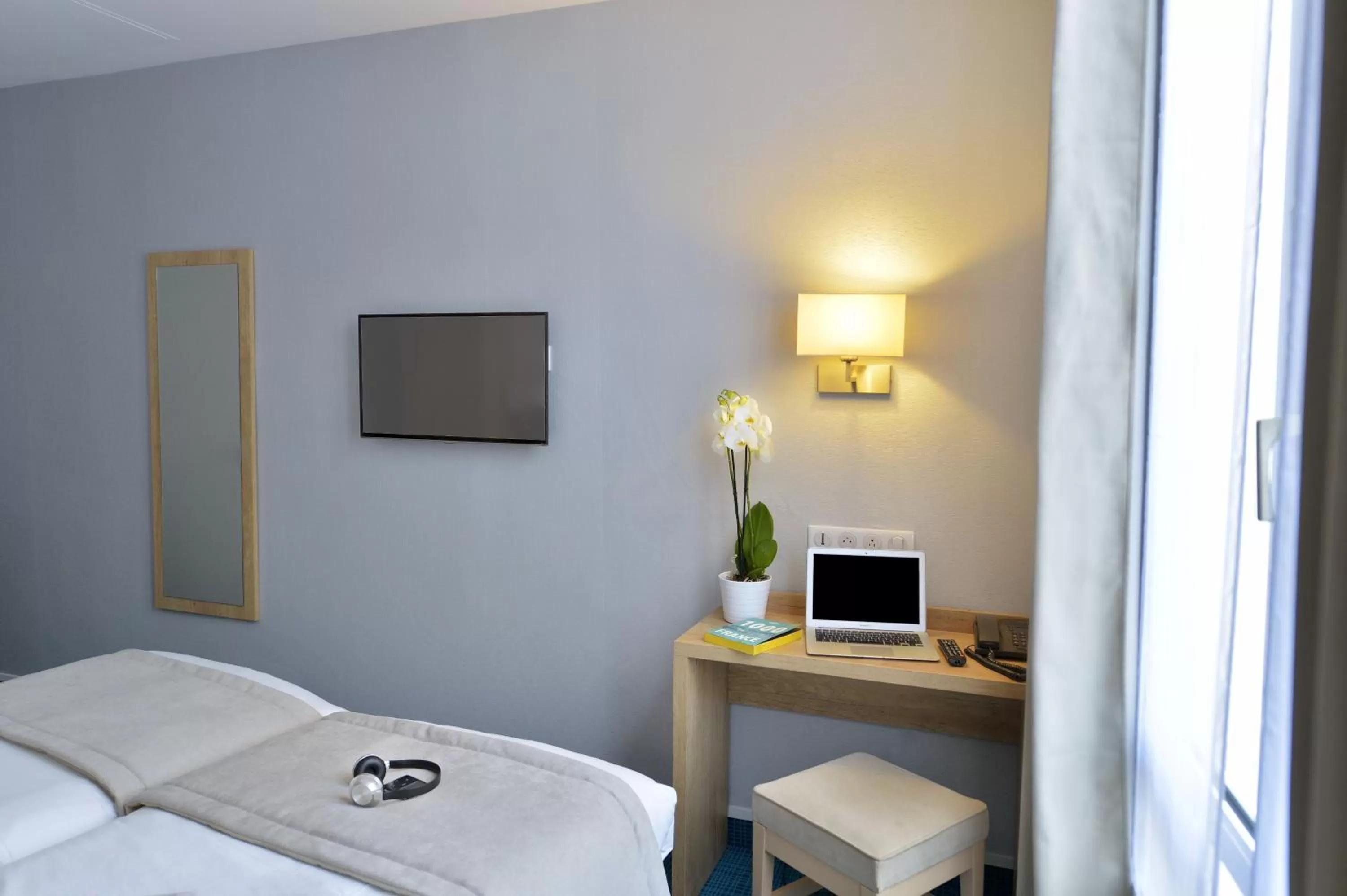 Bedroom, Bed in Hôtel Eugénie