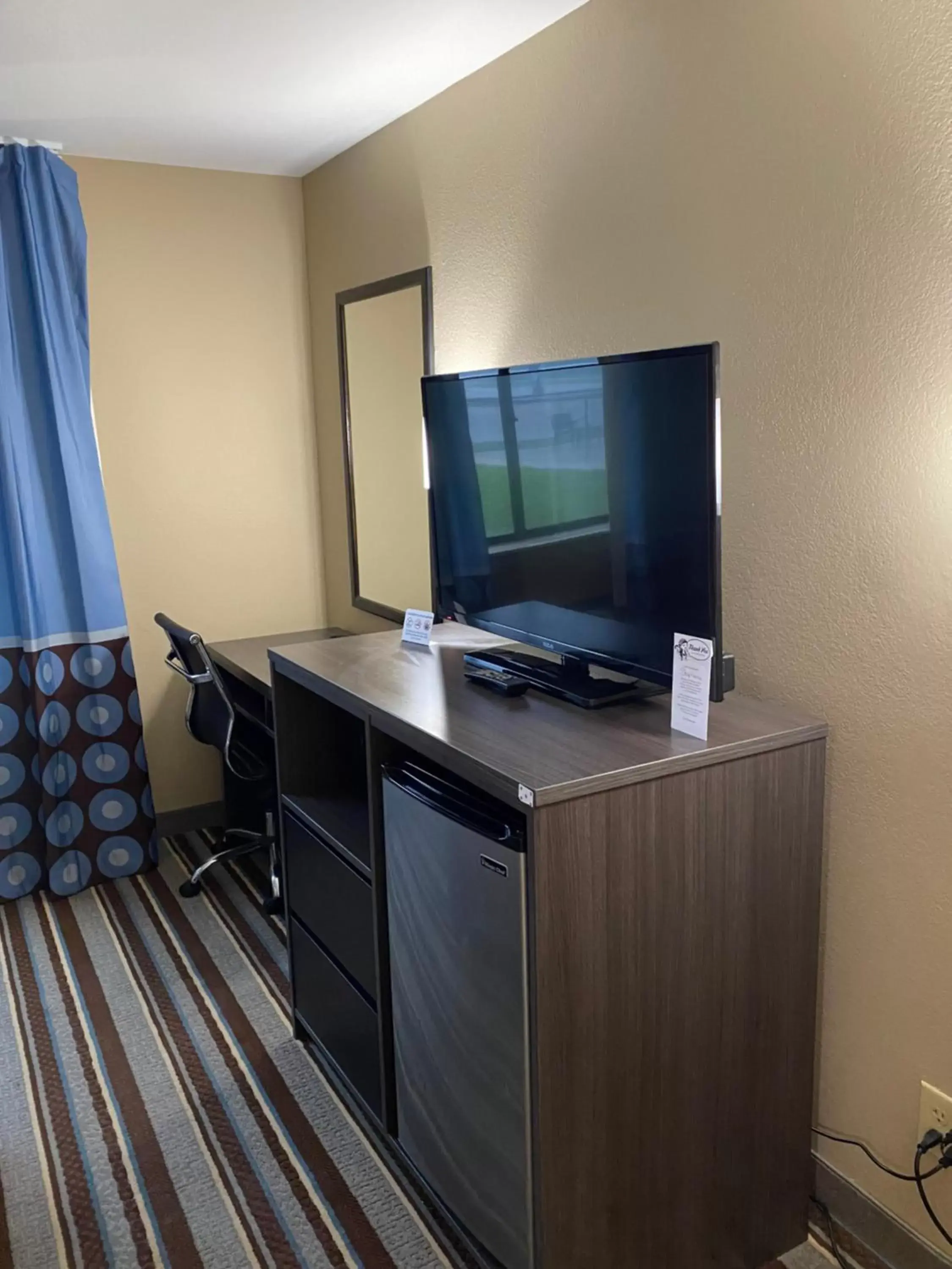 TV and multimedia, TV/Entertainment Center in Super 8 by Wyndham Independence