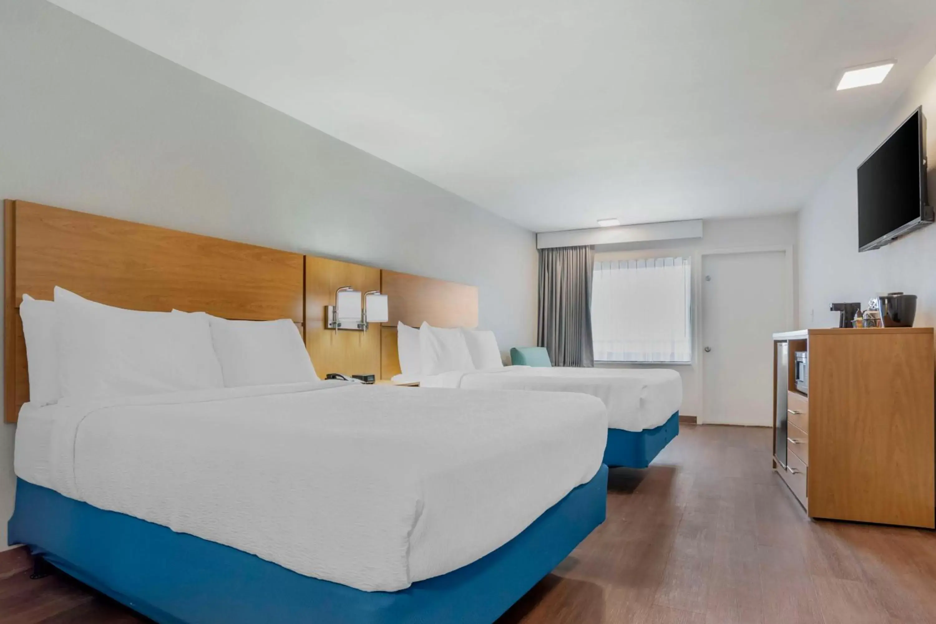 Queen Room with Two Queen Beds and Water View - Kitchenette/Non-Smoking in Chateau Beachfront Hotel, a By the Sea Resort Queen Room with Two Queen Beds and Water View - Kitchenette/Non-Smoking in Chateau Beachfront Hotel, a By the Sea Resort