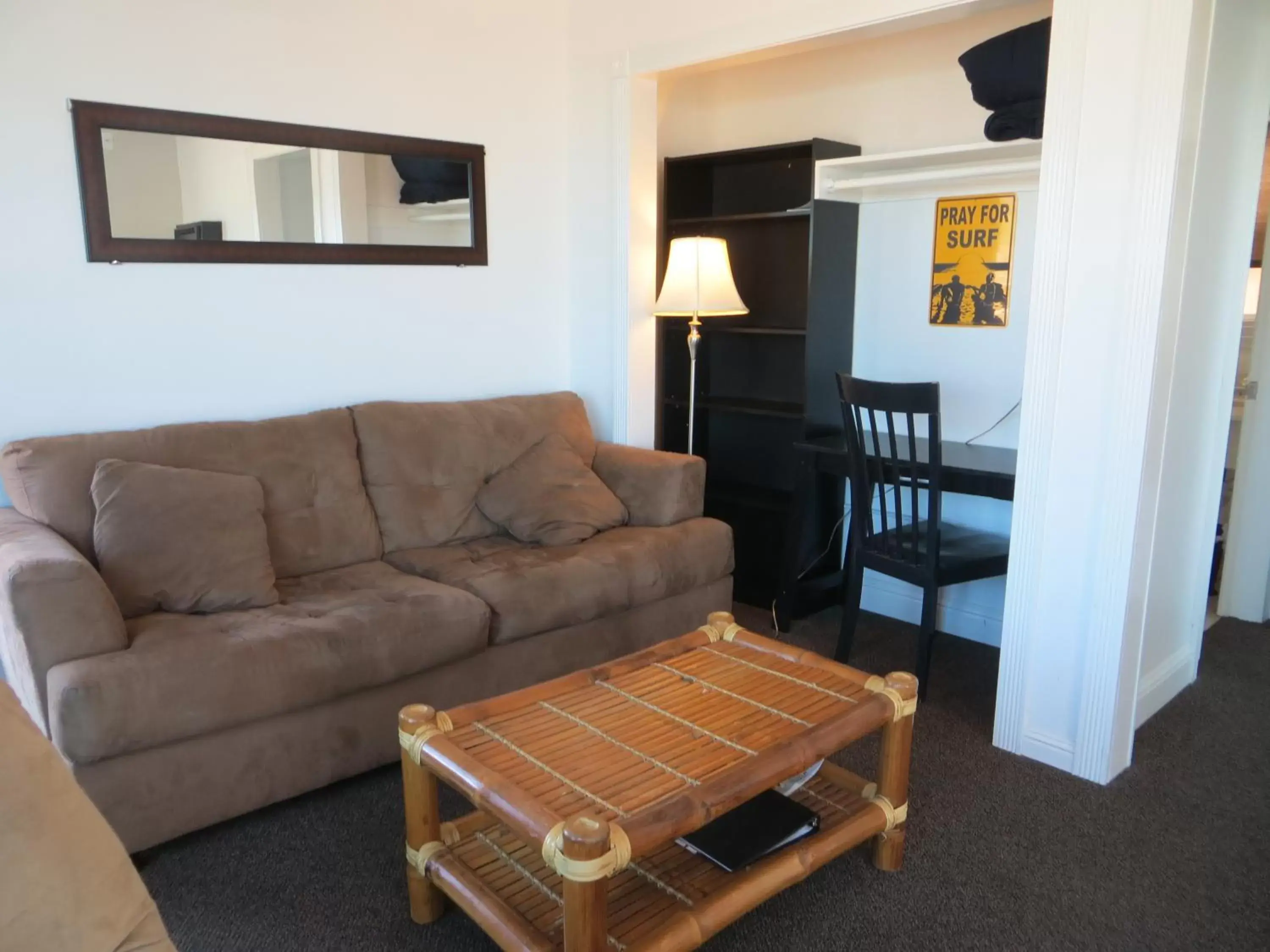 Living room, Seating Area in Dolphin Cove Motel