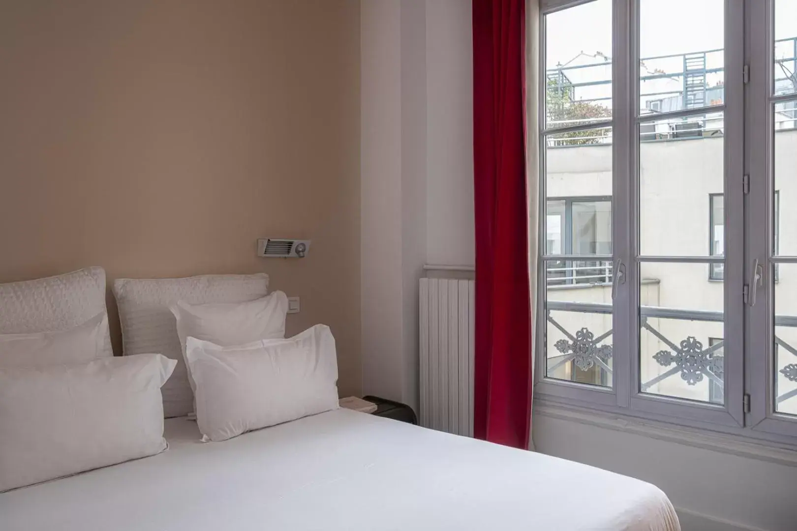 Bedroom, Bed in Hôtel Arvor Saint Georges